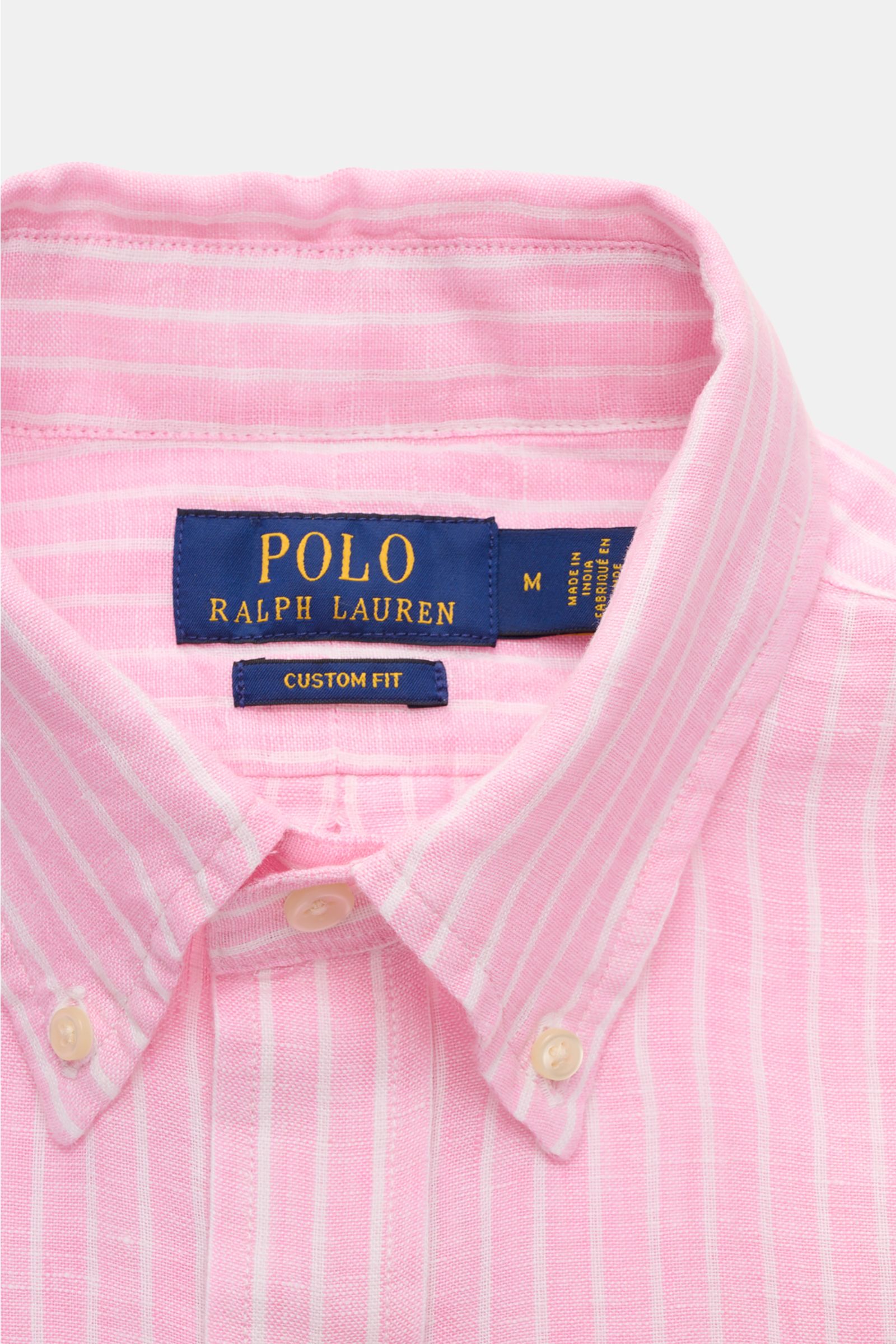 Polo Ralph Lauren Chambray-Leinenhemd Button-Down-Kragen rosé/weiß gestreift, Nahaufnahme von Kragen und Label, Custom Fit, leichte Leinenqualität.