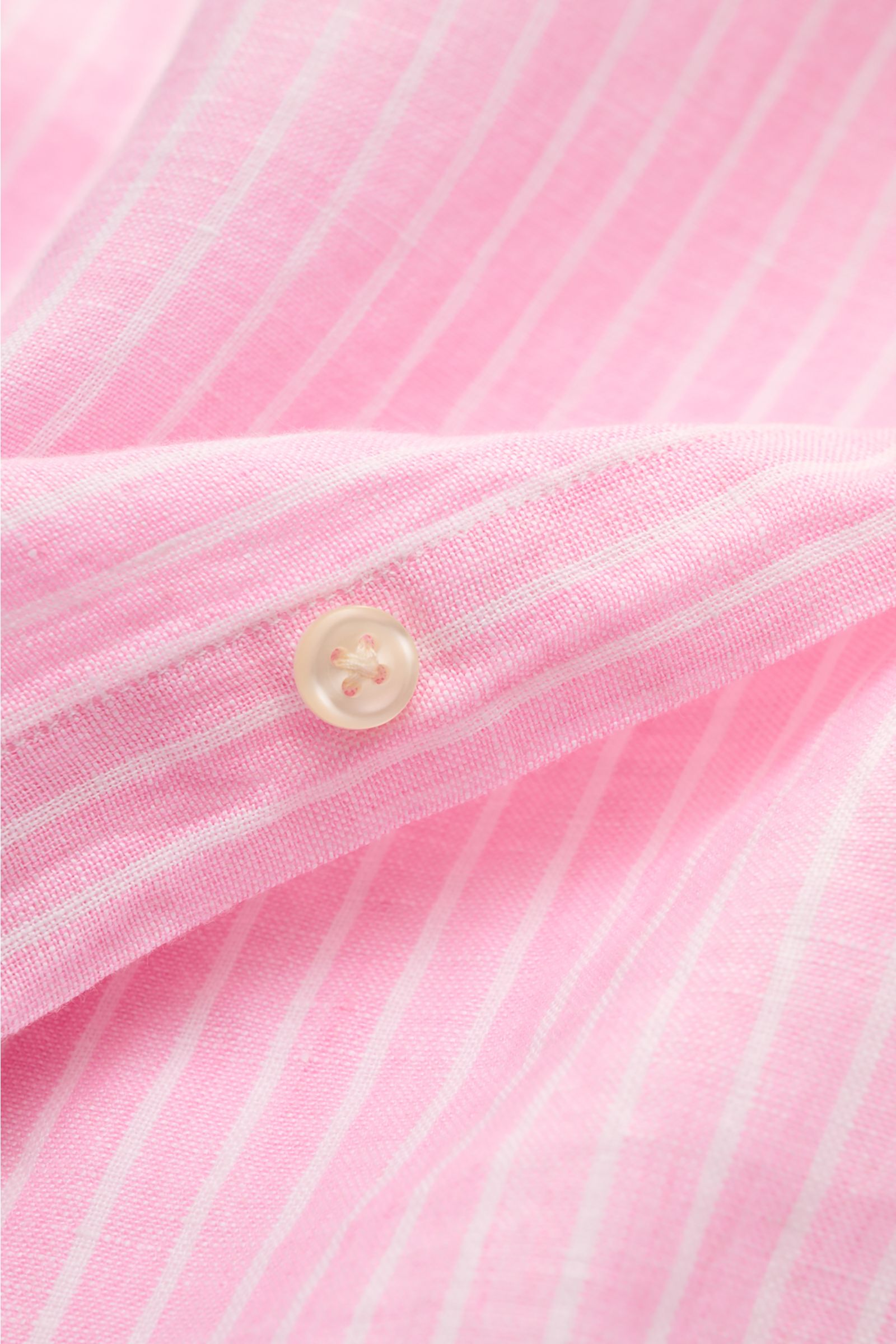 Nahaufnahme des Polo Ralph Lauren Chambray-Leinenhemds Button-Down-Kragen rosé/weiß gestreift mit weichem Griff und feiner Knopfleiste aus atmungsaktivem Leinen.