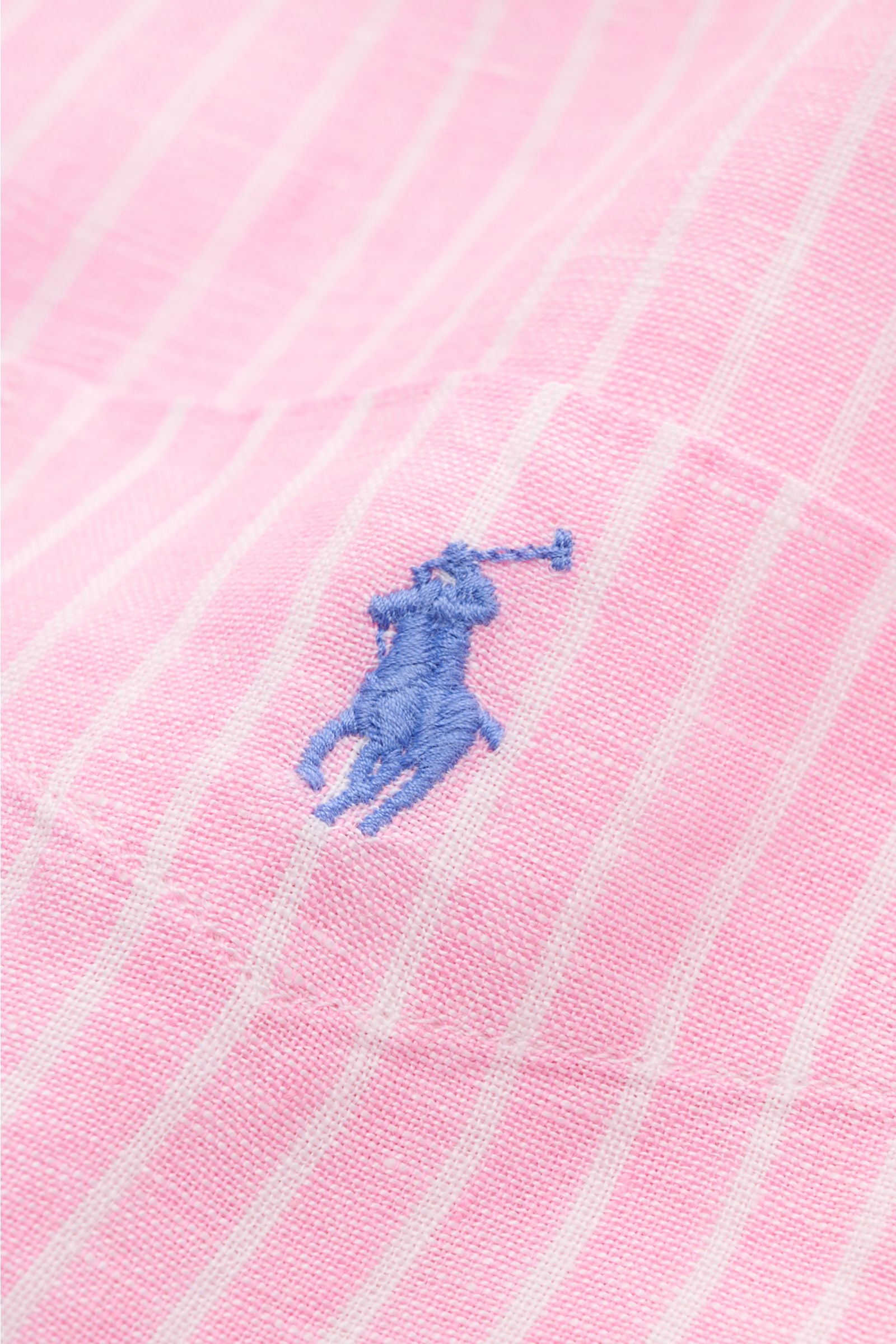 Polo Ralph Lauren Chambray-Leinenhemd Button-Down-Kragen rosé/weiß gestreift, Detailansicht mit blauem Polospieler-Stitching, weicher Leinenstoff