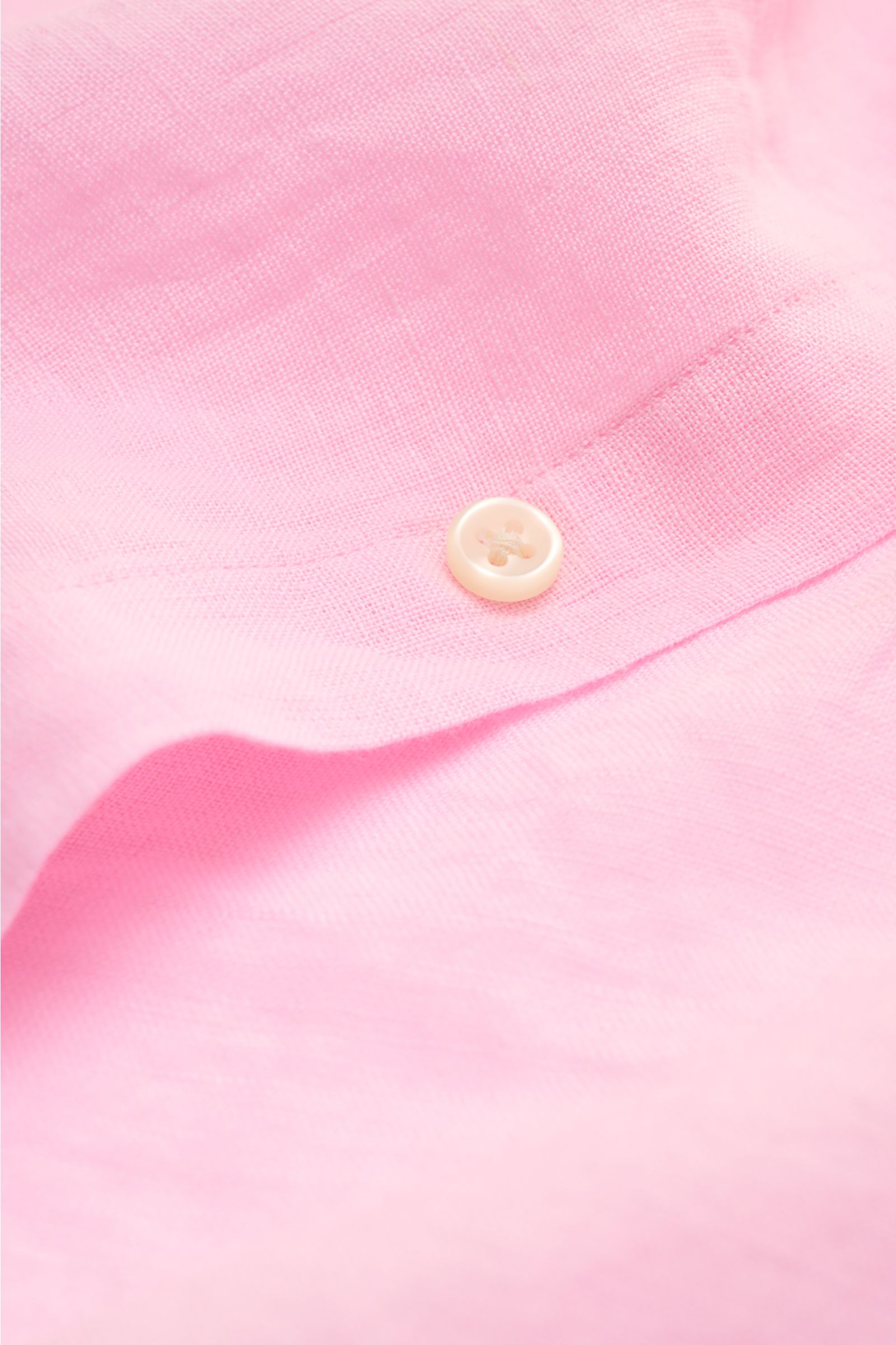 Nahaufnahme aus schräger Perspektive des Polo Ralph Lauren Leinenhemd Button-Down-Kragen rosé mit feiner Leinwandbindung, weichem Griff und Knopf.