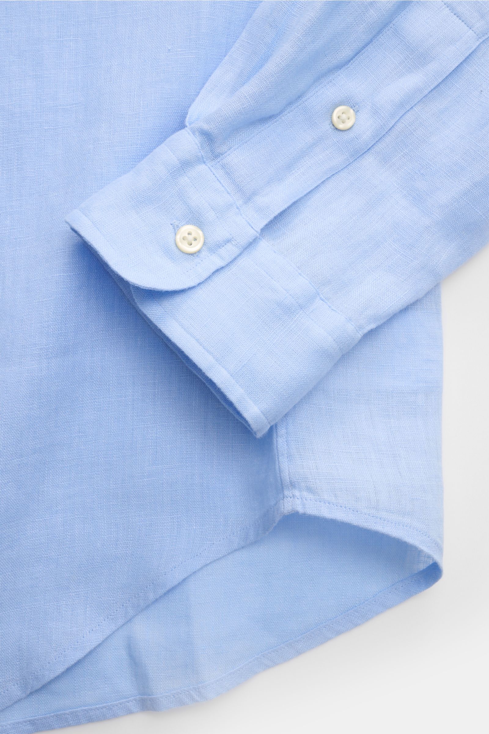 Polo Ralph Lauren Leinenhemd Button-Down-Kragen hellblau, Detailfoto von Ärmel und Saum, reines Leinen, weicher Griff, Custom Fit, Polospieler-Stitching, Rückenfalte.