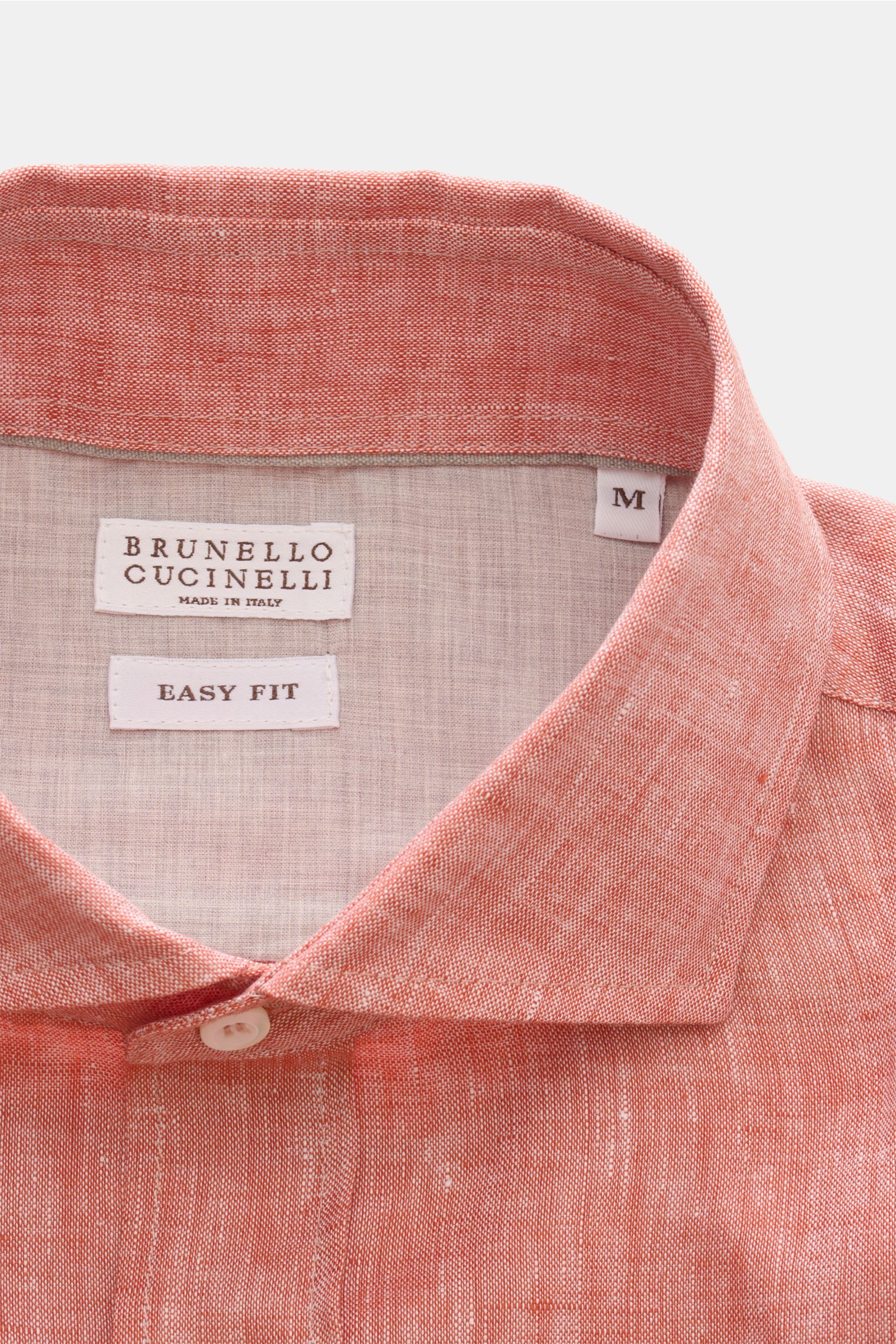 Close-up front view of Brunello Cucinelli Leinenhemd Haifisch-Kragen hellrot meliert collar and label, showcasing fine linen texture.

Feinste Leinenqualität: Das sommerlich-leichte Hemd mit Haifischkragen aus dem Hause BRUNELLO CUCINELLI überzeugt mit