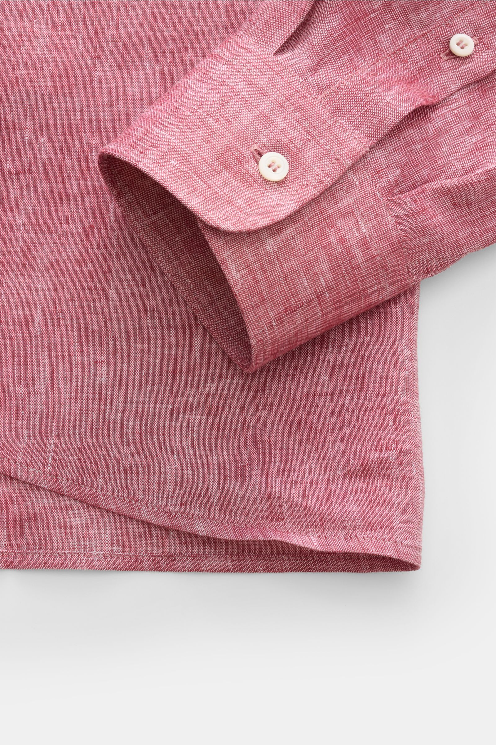Close-up front view of the cuff and hem of the Brunello Cucinelli Leinenhemd Haifisch-Kragen rot meliert, a red melange linen shirt.

Feinste Leinenqualität: Das sommerlich-leichte Hemd mit Haifischkragen aus dem Hause BRUNELLO CUCINELLI überzeugt mit 