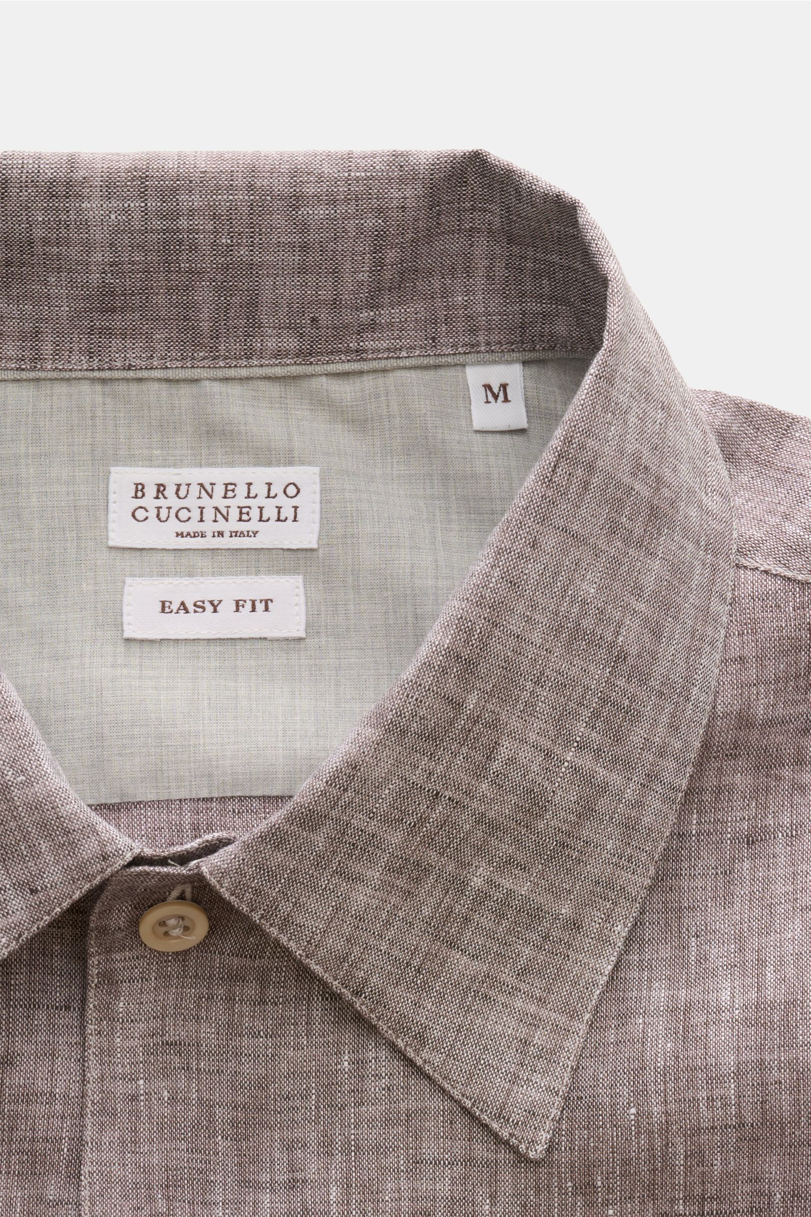Brunello Cucinelli Leinenhemd Haifisch-Kragen dunkelbraun meliert shown from a close-up top-front view, highlighting collar and fabric texture. Feinste Leinenqualität: Das sommerlich-leichte Hemd mit Haifischkragen aus dem Hause BRUNELLO CUCINELLI über