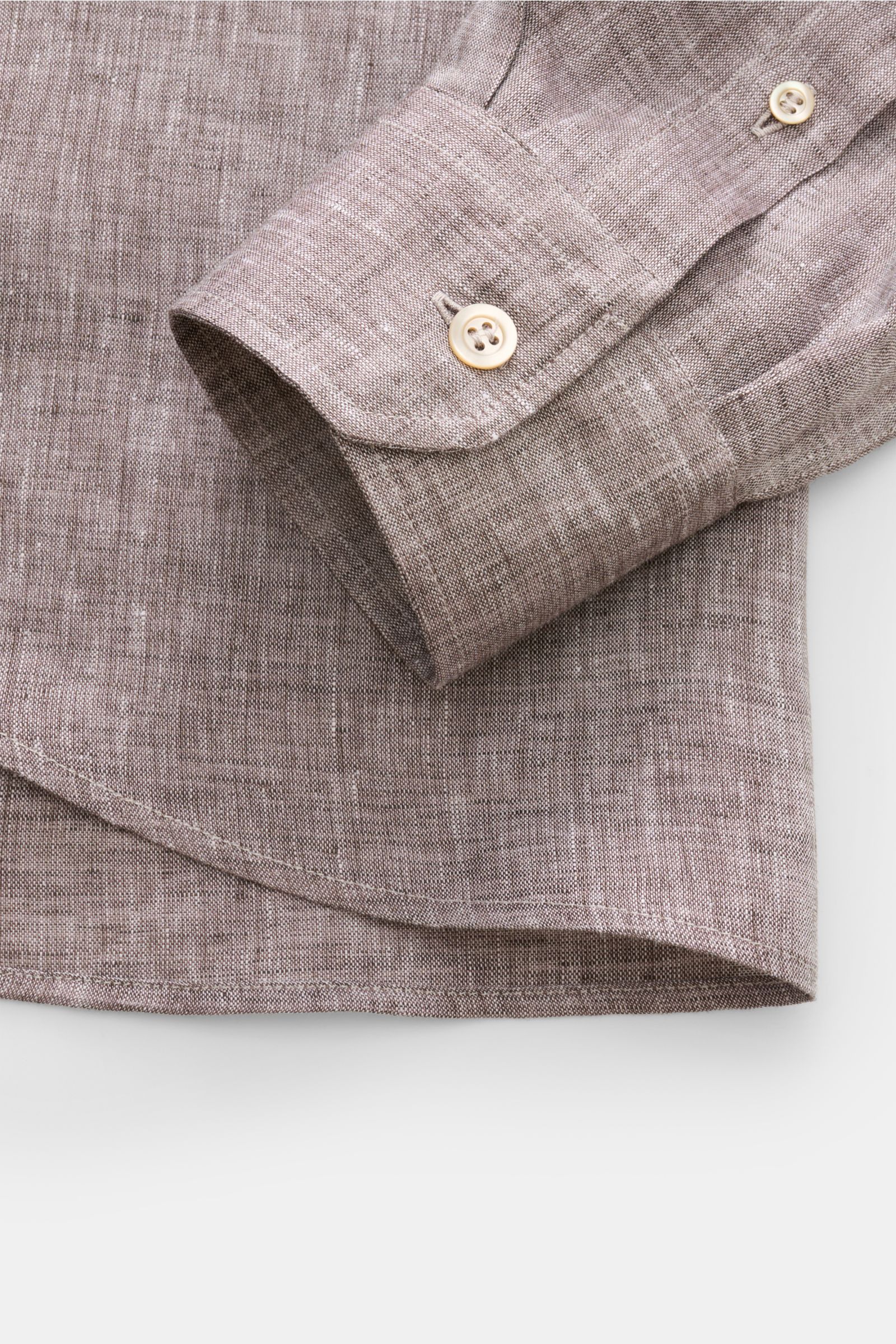 Brunello Cucinelli Leinenhemd Haifisch-Kragen dunkelbraun meliert shown from a close-up top-down view of cuff and hem, pure linen, Regular Fit, with characteristic texture, shark collar, patch chest pockets, French button placket with mother-of-pearl butt