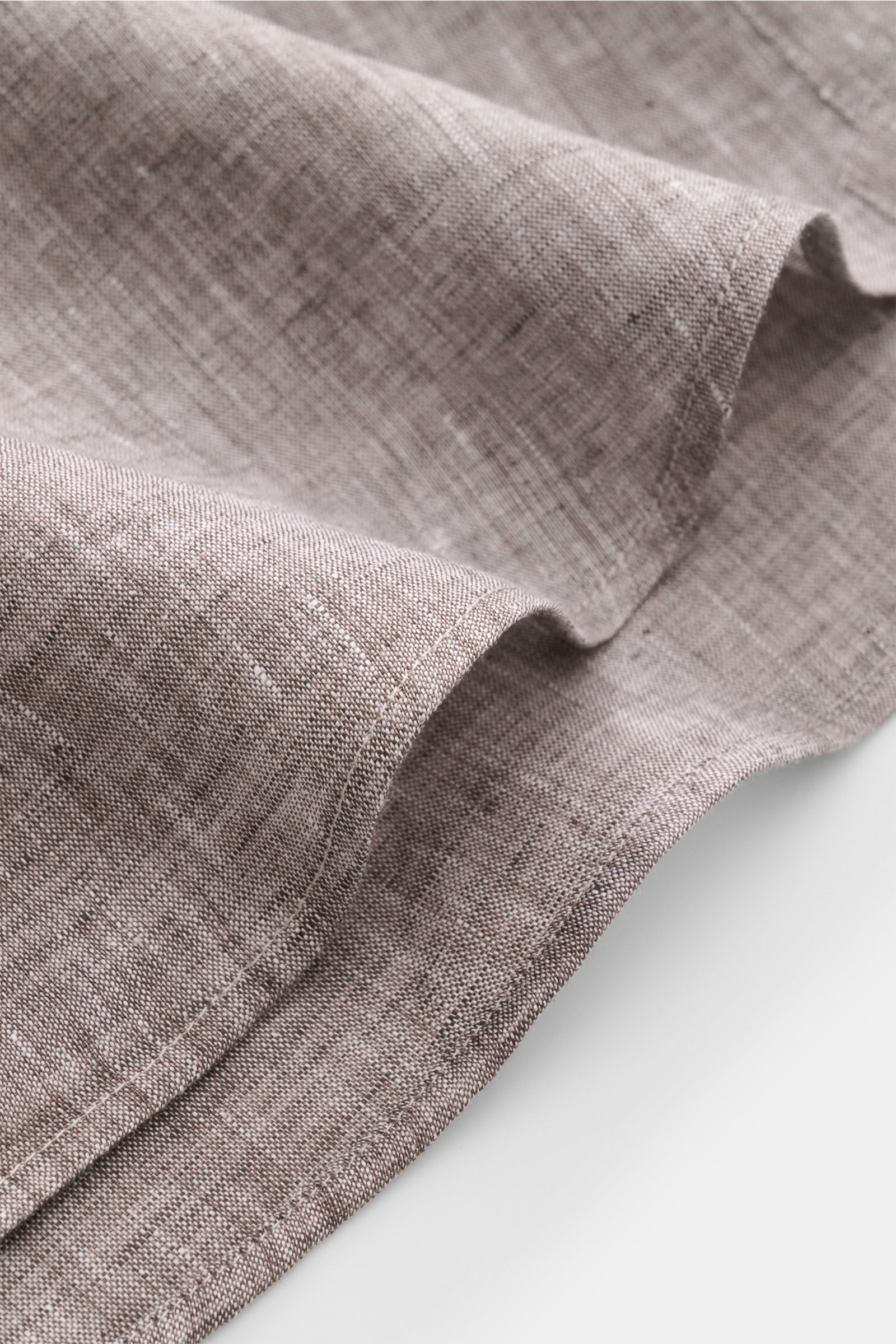 Close-up fabric detail of the Brunello Cucinelli Leinenhemd Haifisch-Kragen dunkelbraun meliert, showing fine linen texture from a side angle.

Additional description: 
Feinste Leinenqualität: Das sommerlich-leichte Hemd mit Haifischkragen aus dem Haus