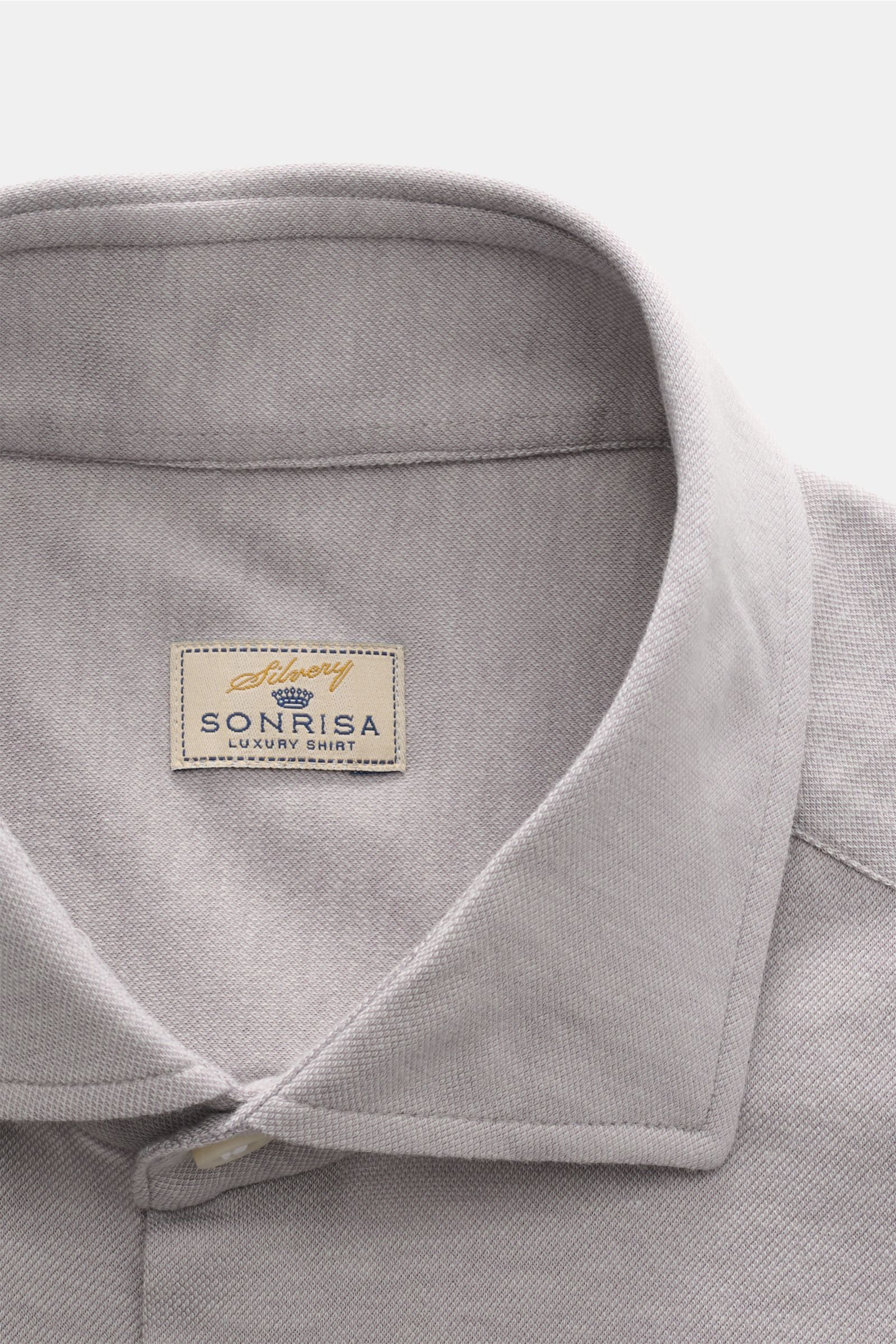 Close-up front view of the Sonrisa Jersey shirt shark collar grey showcasing soft cotton-lyocell fabric and detailed stitching.

Comfort meets style: This jersey model in a soft cotton-lyocell blend by SONRISA adds a touch of elegance to any smart-casu