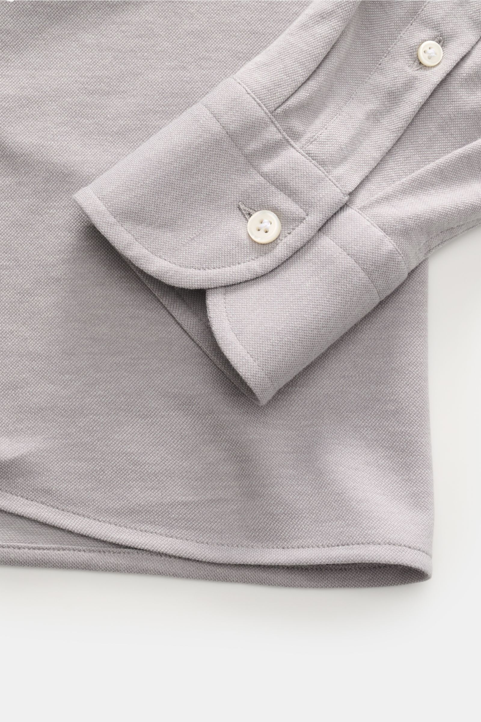 Close-up front view of the slim fit Sonrisa Jersey shirt shark collar grey, showing elastic cotton-lyocell fabric, French button placket, classic barrel cuffs, slightly rounded hem, and small woven label.

Comfort meets style: This jersey model in a so