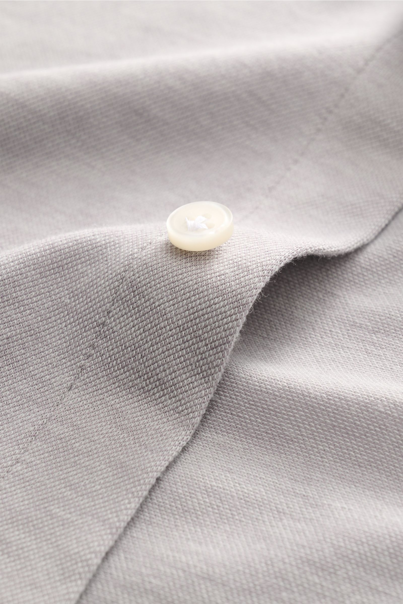 Close-up front view of Sonrisa Jersey shirt shark collar grey showing soft cotton-lyocell fabric texture and mother-of-pearl button.

Comfort meets style: This jersey model in a soft cotton-lyocell blend by SONRISA adds a touch of elegance to any smart