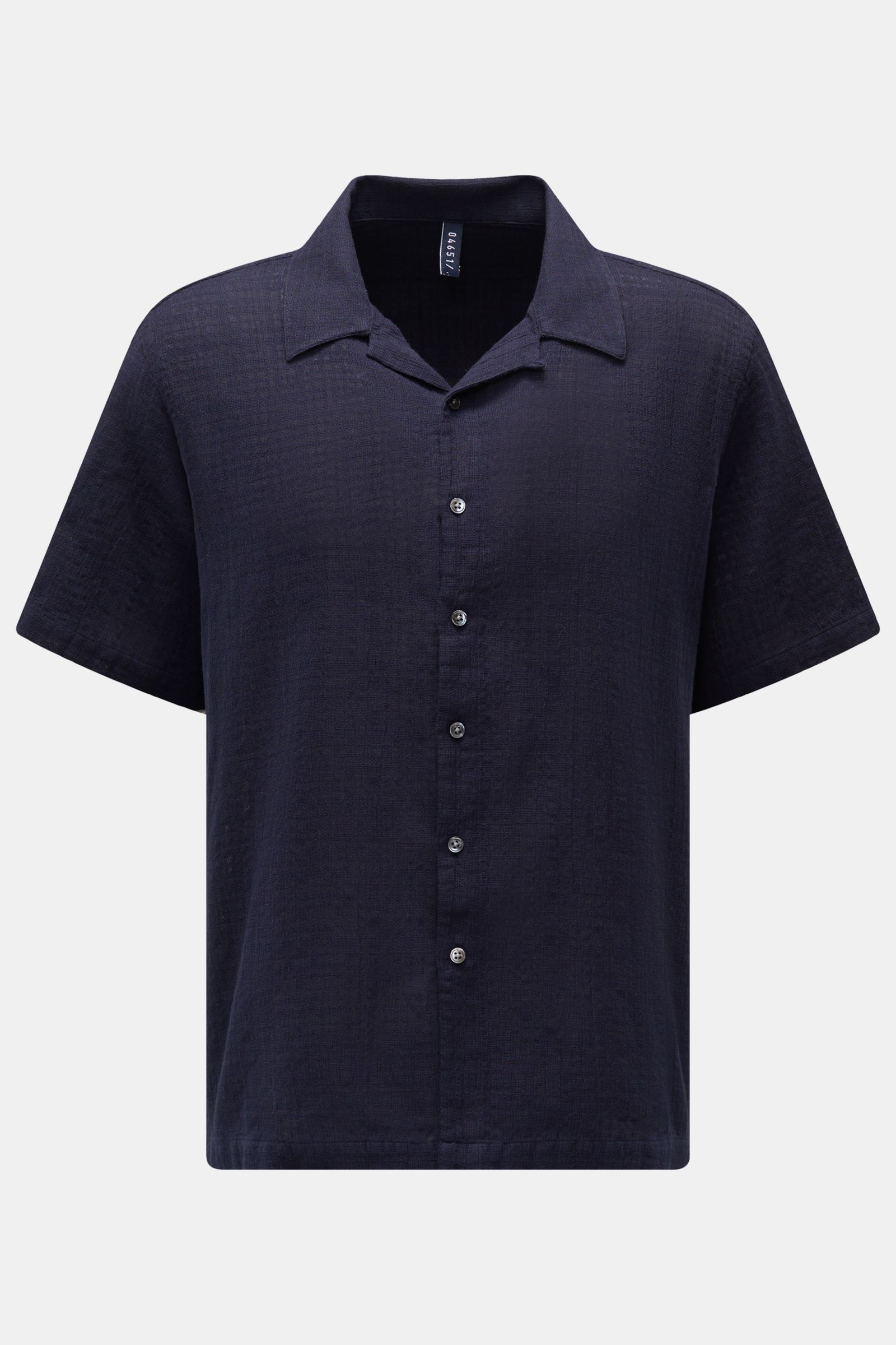 Frontale Nahaufnahme des 04651/ A trip in a bag Kurzarmhemd 'Gaze Cuba' navy mit leicht strukturierter Baumwollqualität und variablem kubanischem Kragen.