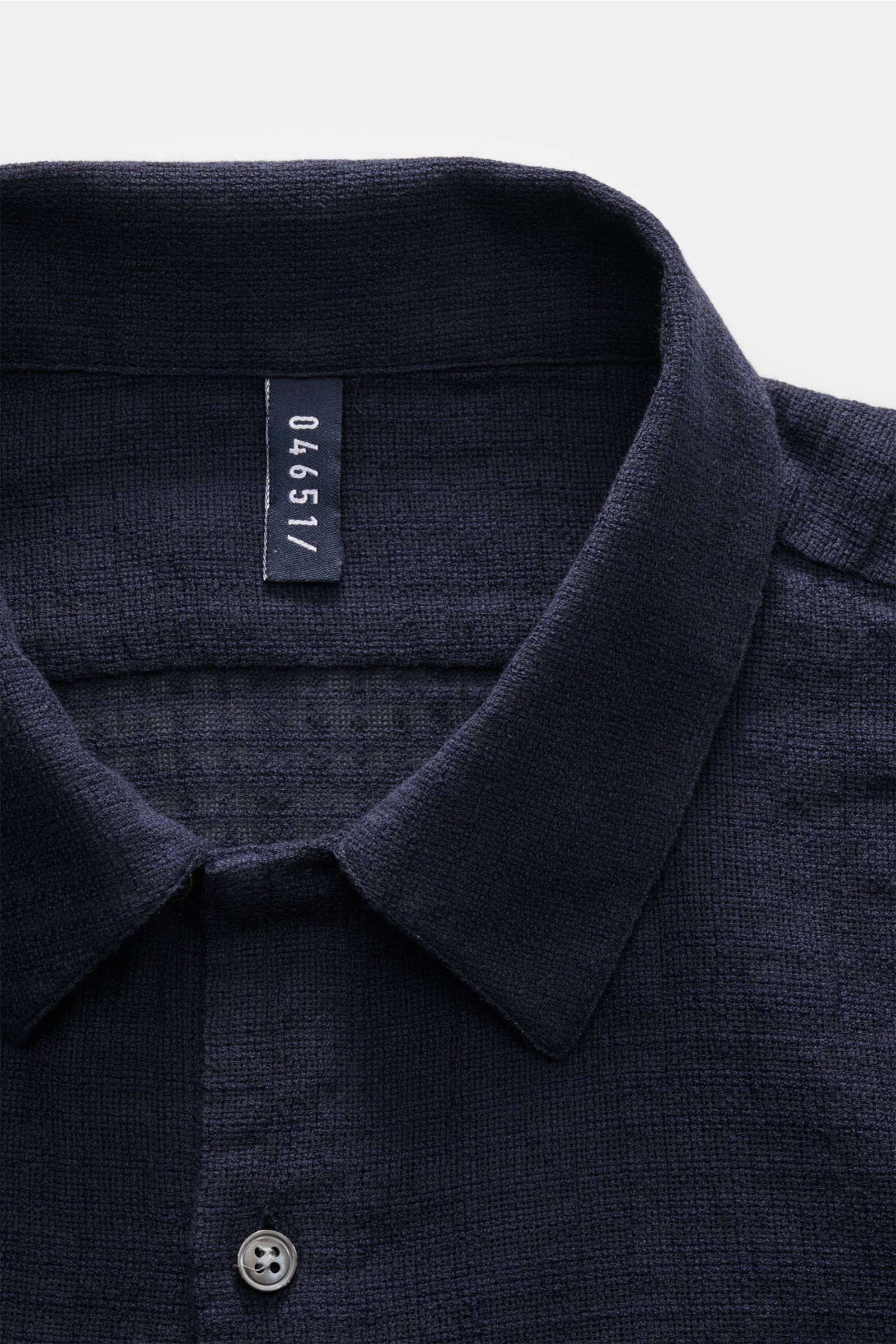 04651/ A trip in a bag Kurzarmhemd 'Gaze Cuba' navy in Nahaufnahme von oben, clean, leichte Baumwollqualität, strukturierter Griff, variabler Kragen.