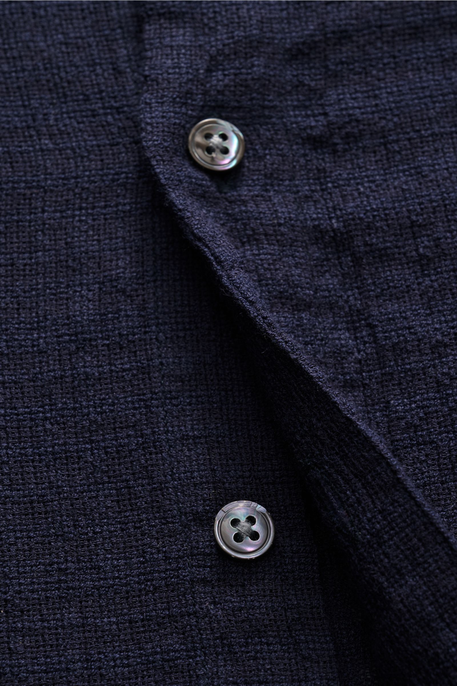 Nahaufnahme des navyfarbenen 04651/ A trip in a bag Kurzarmhemd 'Gaze Cuba' mit leichter, strukturierter Baumwollqualität und Knöpfen.