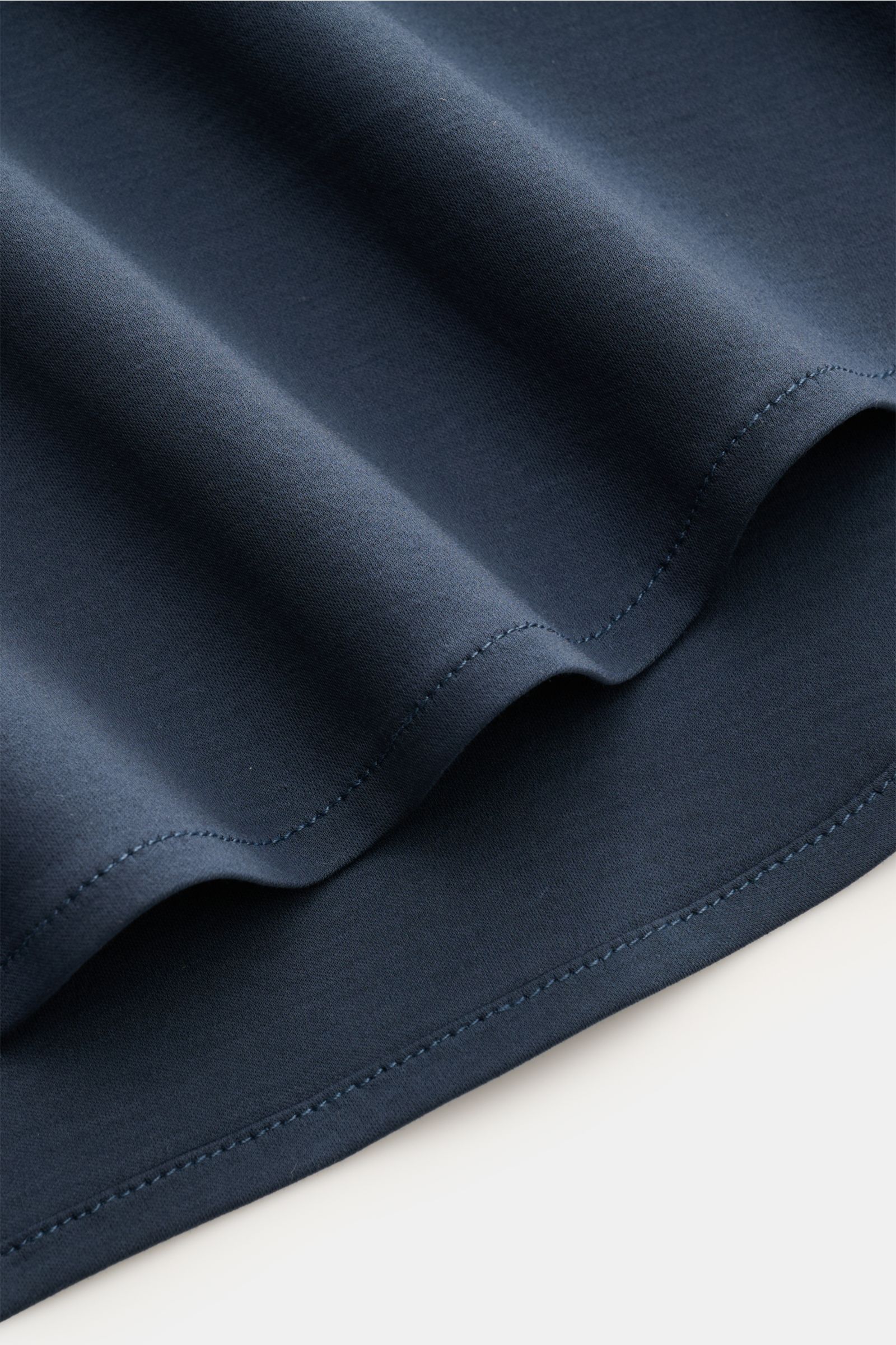 Dunkelblauer Stoffdetailaufnahme des Stefan Brandt Jersey-Hemd 'Otis' Haifisch-Kragen, Slim Fit, weicher Pima-Baumwolle-Jersey, gerundeter Saum.