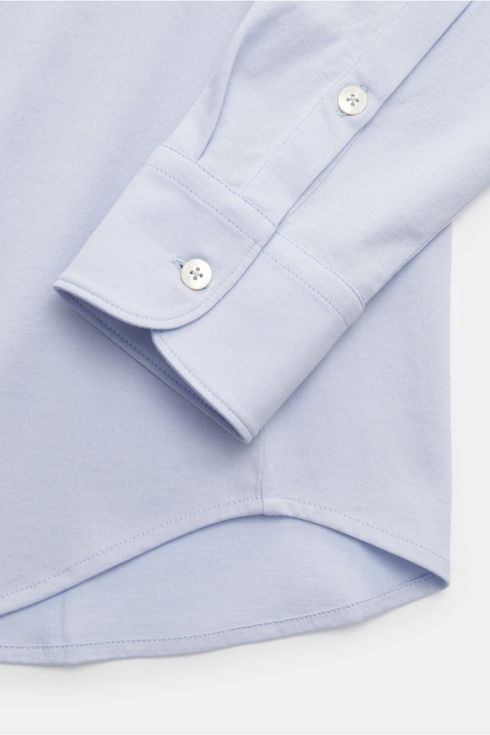 Nahaufnahme des Stefan Brandt Jersey-Hemd 'Otis' Haifisch-Kragen hellblau von unten rechts, mit weicher Pima-Baumwolle, Slim Fit, Sportmanschette und gerundetem Saum.
