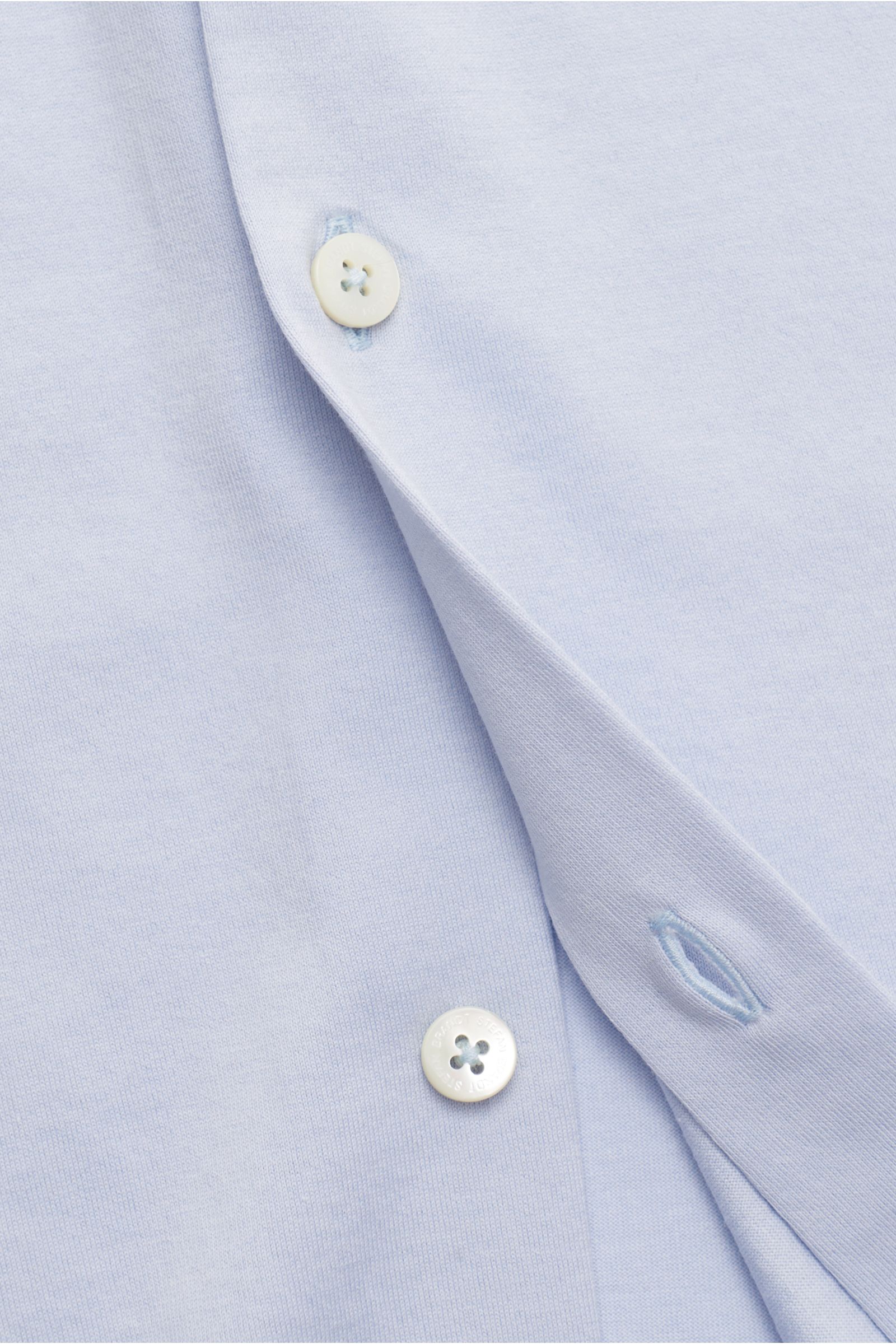 Stefan Brandt Jersey-Hemd 'Otis' Haifisch-Kragen hellblau, Detailaufnahme von Vorderseite mit Perlmuttknöpfen, Jersey aus reiner Pima-Baumwolle, Slim Fit, weicher Griff.