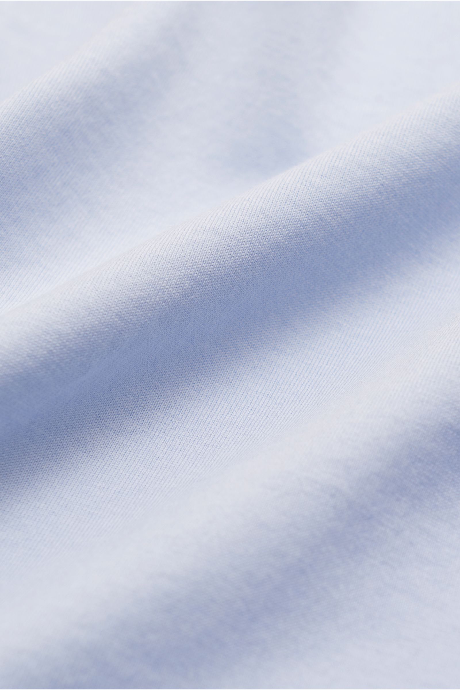 Nahaufnahme des flexiblen, geschmeidigen hellblauen Stefan Brandt Jersey-Hemd 'Otis' Haifisch-Kragen mit glattem Griff aus reiner Pima-Baumwolle.