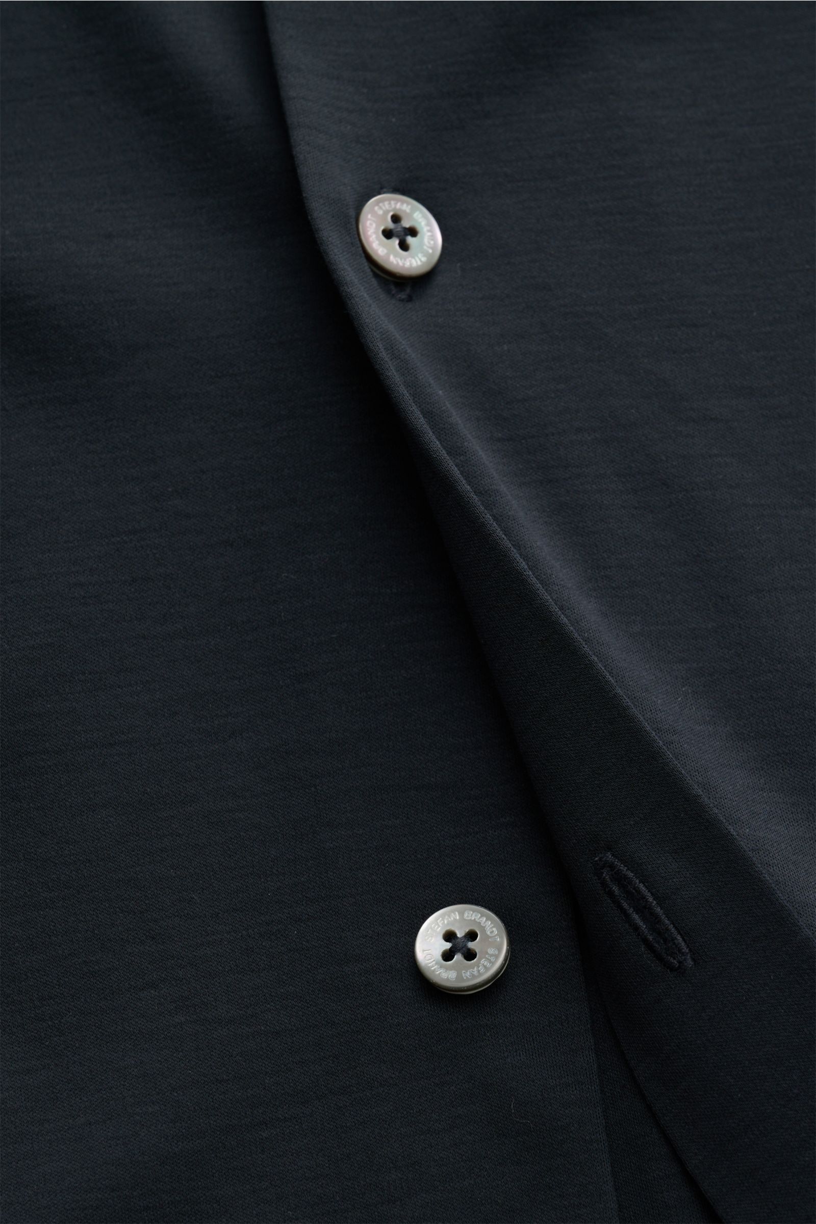 Nahaufnahme des navyfarbenen Stefan Brandt Jersey-Hemd 'Otis' Haifisch-Kragen navy mit Perlmuttknöpfen, Jersey aus Pima-Baumwolle.