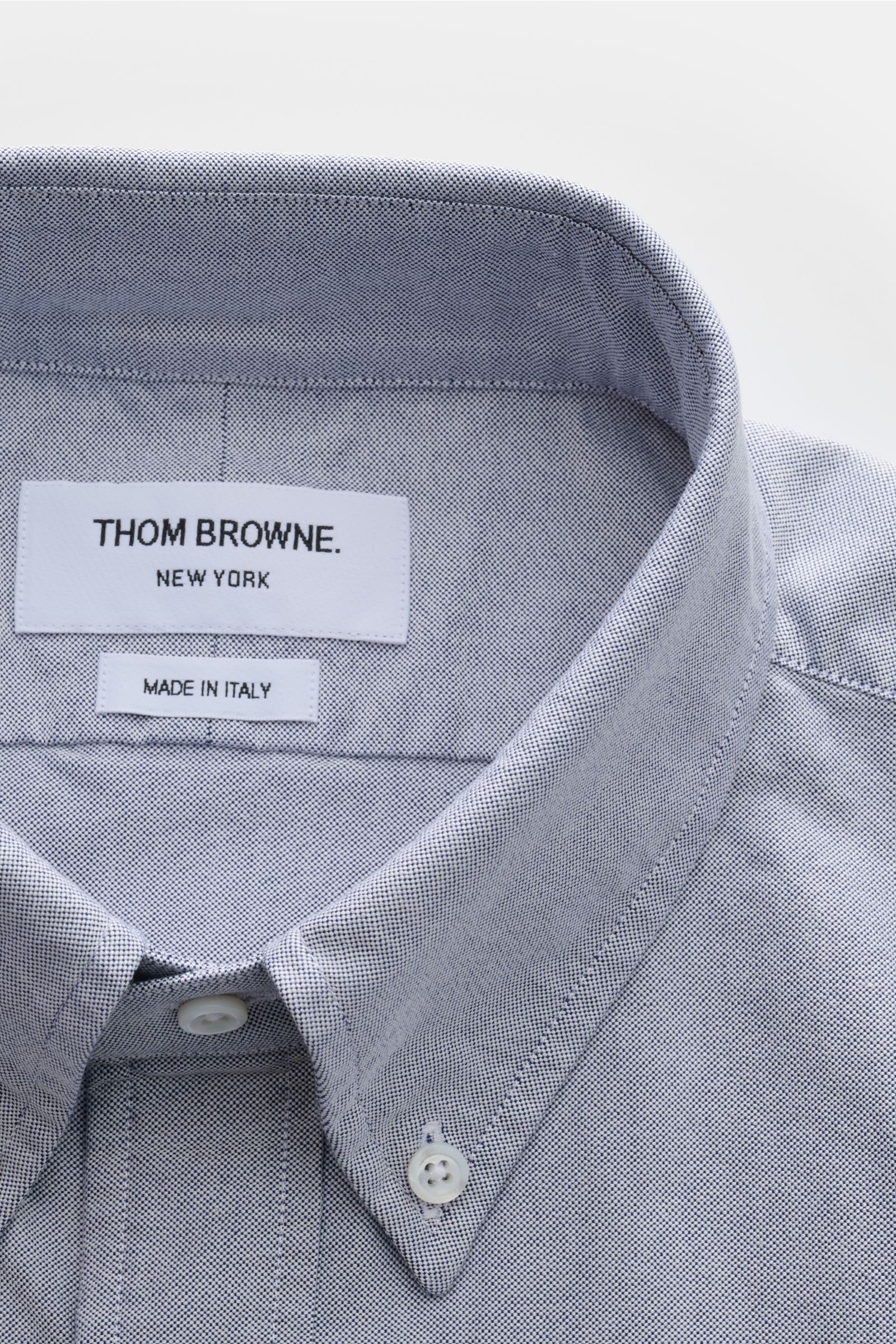 Thom Browne Kurzarmhemd Button-Down-Kragen rauchblau, Oxford Baumwolle, weicher Griff, Regular Fit, Detailaufnahme von oben auf Kragen und Knopfleiste.