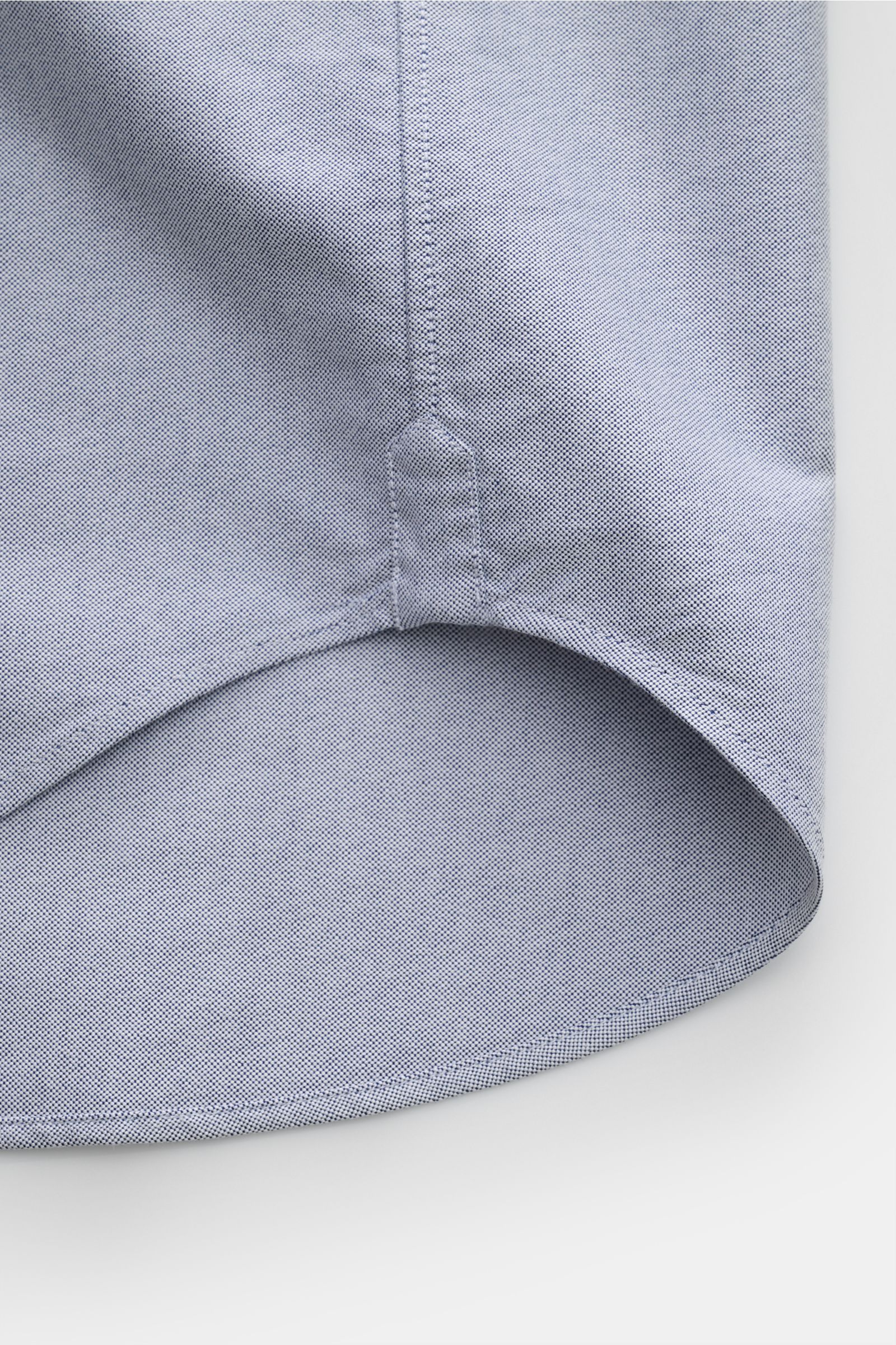 Thom Browne Kurzarmhemd Button-Down-Kragen rauchblau, Nahaufnahme Saumverlauf mit Rückenpasse und Quetschfalte, Oxford Baumwolle.