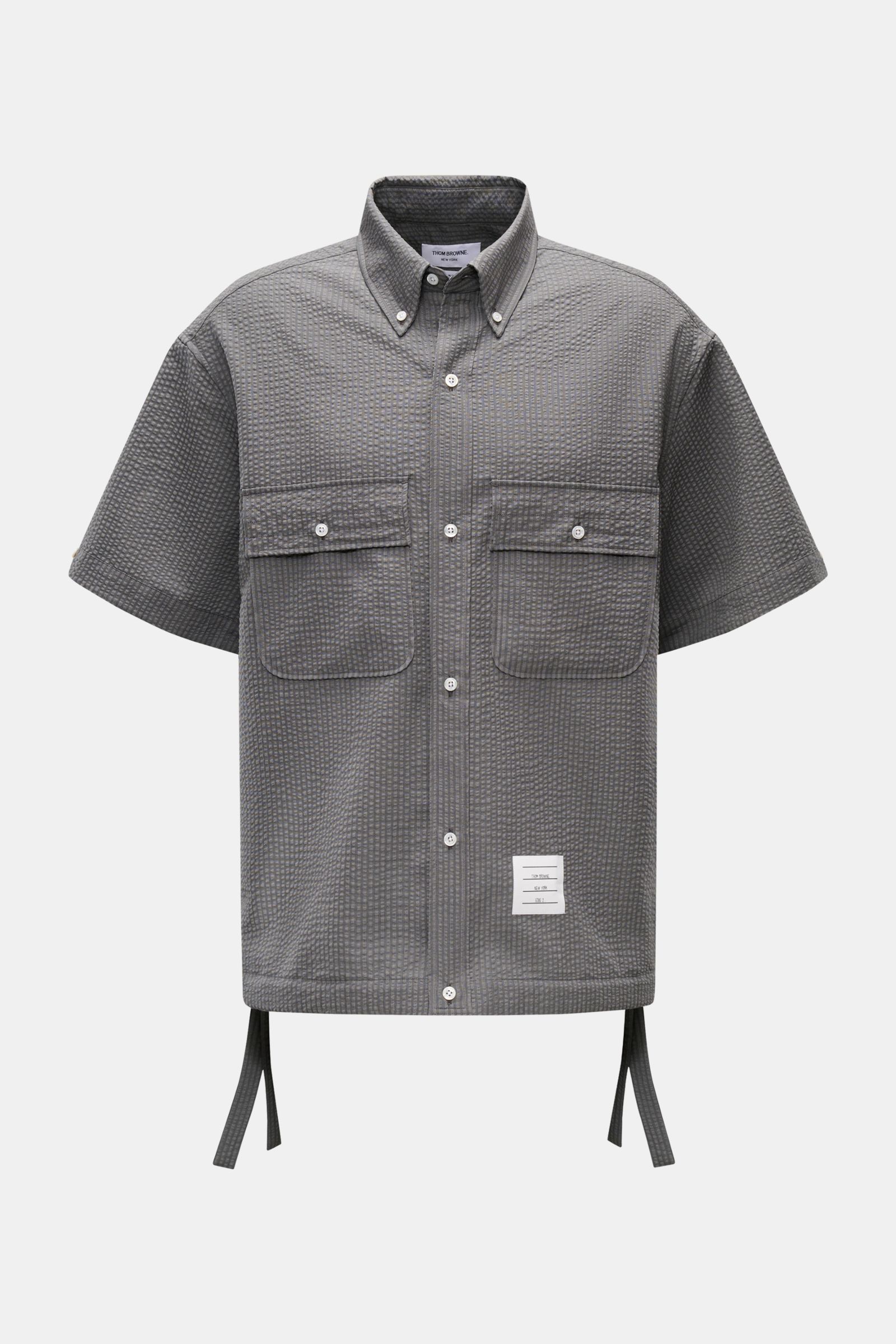 Thom Browne Seersucker-Kurzarmhemd Button-Down-Kragen dunkelgrau, oversized, strukturierter Wolle, Perlmuttknöpfe, Saum regulierbar, frontale Nahaufnahme.