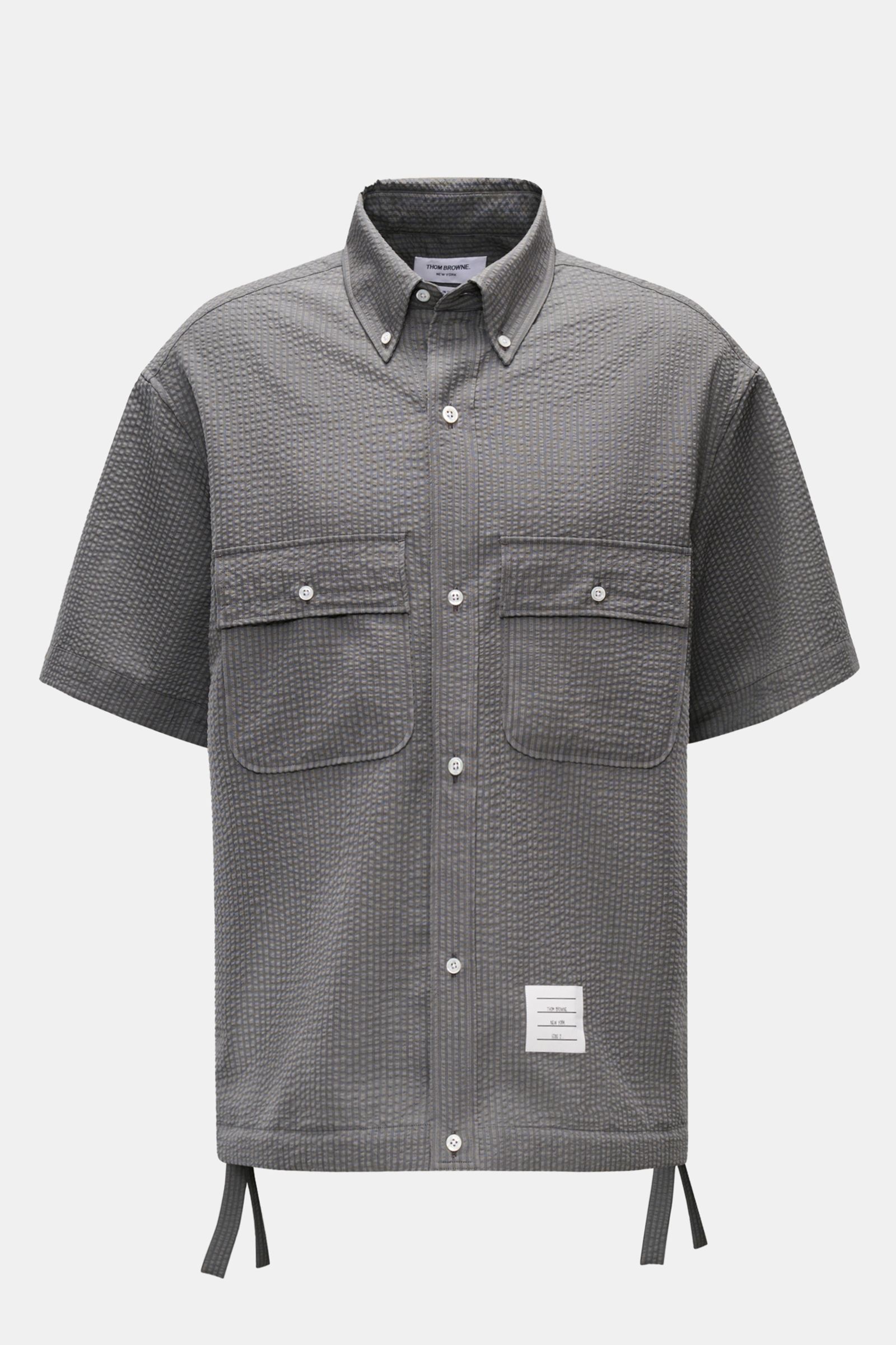 Thom Browne Seersucker-Kurzarmhemd Button-Down-Kragen dunkelgrau, strukturiert, Oversized-Fit, Knopfleiste, Brusttaschen, Saum regulierbar, Frontansicht.