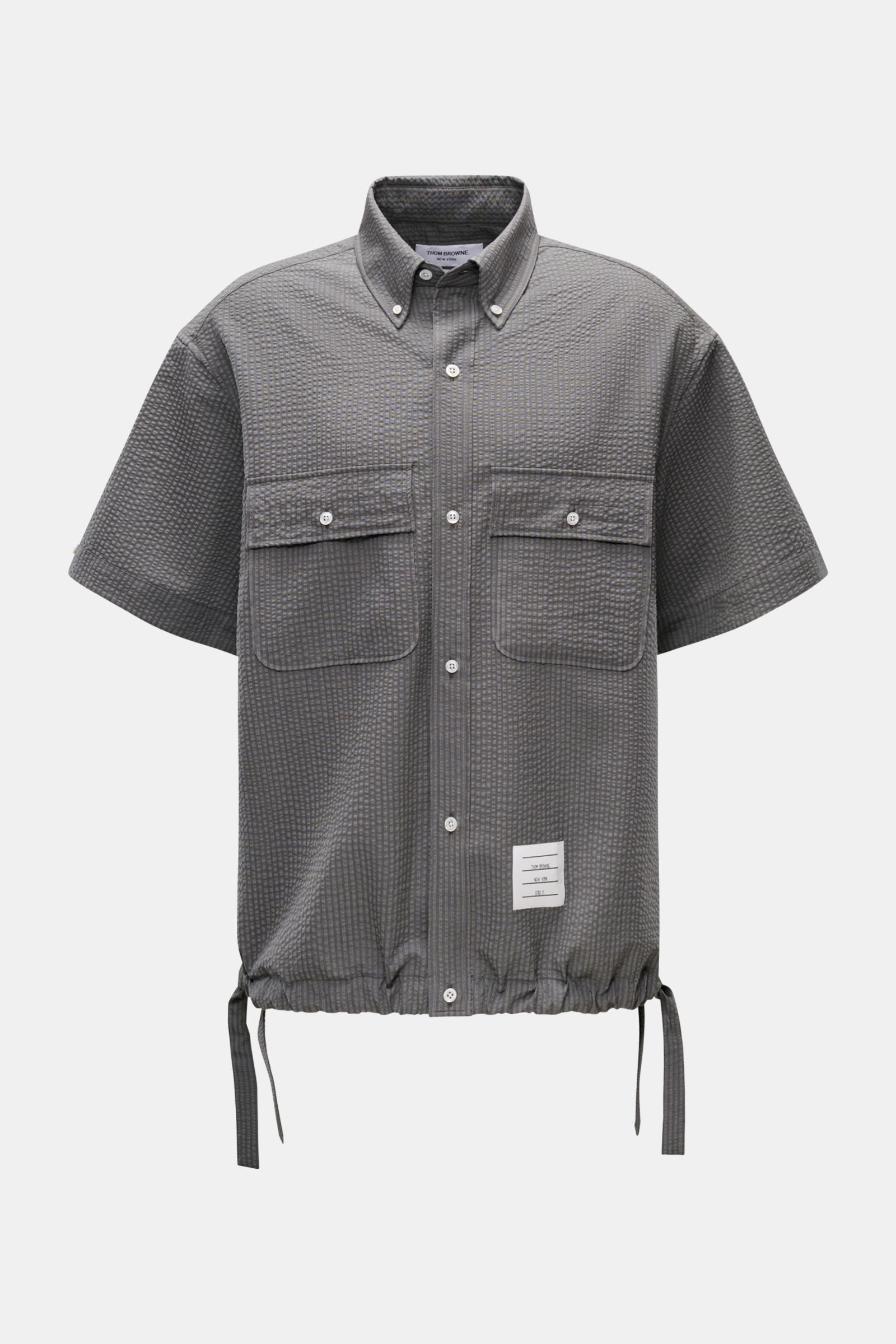Thom Browne Seersucker-Kurzarmhemd Button-Down-Kragen dunkelgrau, oversized, aus Wolle, strukturierte Oberfläche, Front mit Knöpfen und Brusttaschen, regulierbarer Saum, frontale Ansicht.
