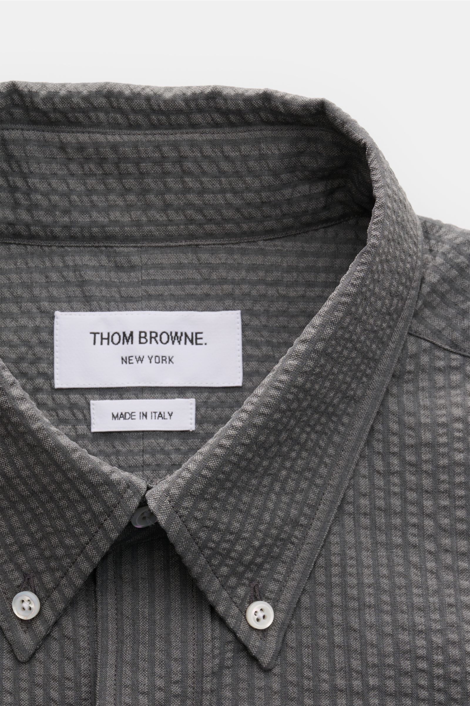 Thom Browne Seersucker-Kurzarmhemd Button-Down-Kragen dunkelgrau, Front nah, strukturierter Seersucker aus reiner Wolle, Oversized Fit, Perlmuttknöpfe.