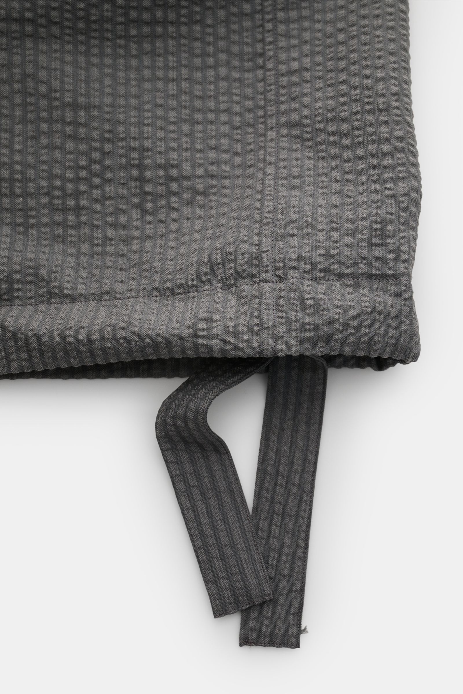 Thom Browne Seersucker-Kurzarmhemd Button-Down-Kragen dunkelgrau, Detailansicht Saum mit regulierbarer Weite aus strukturierter Wolle