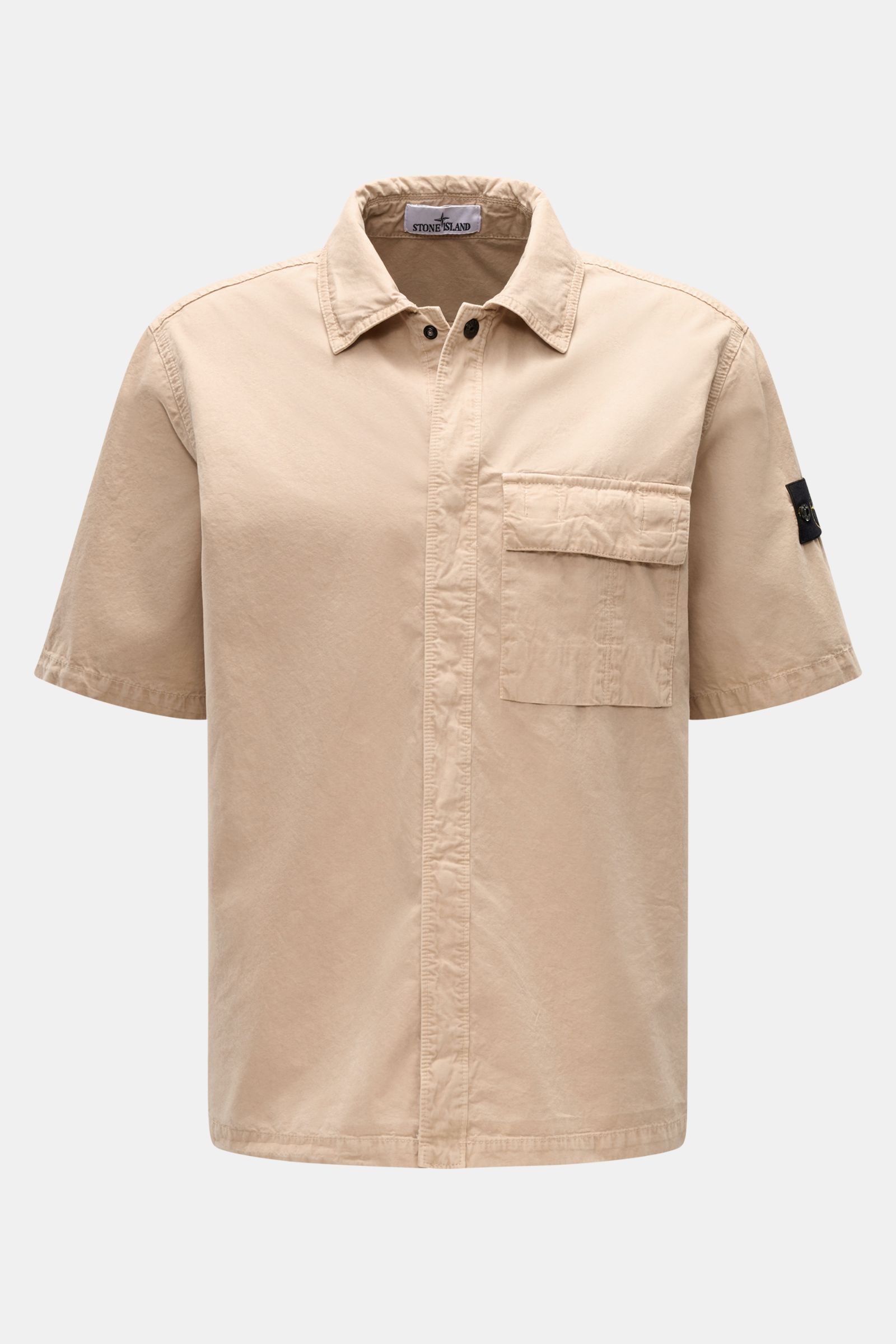 Stone Island Kurzarmhemd 'Brushed Canvas' Kent-Kragen beige, frontal, Bio-Baumwolle, Regular Fit, Brusttasche, Kompass-Badge, verdeckte Knopfleiste.