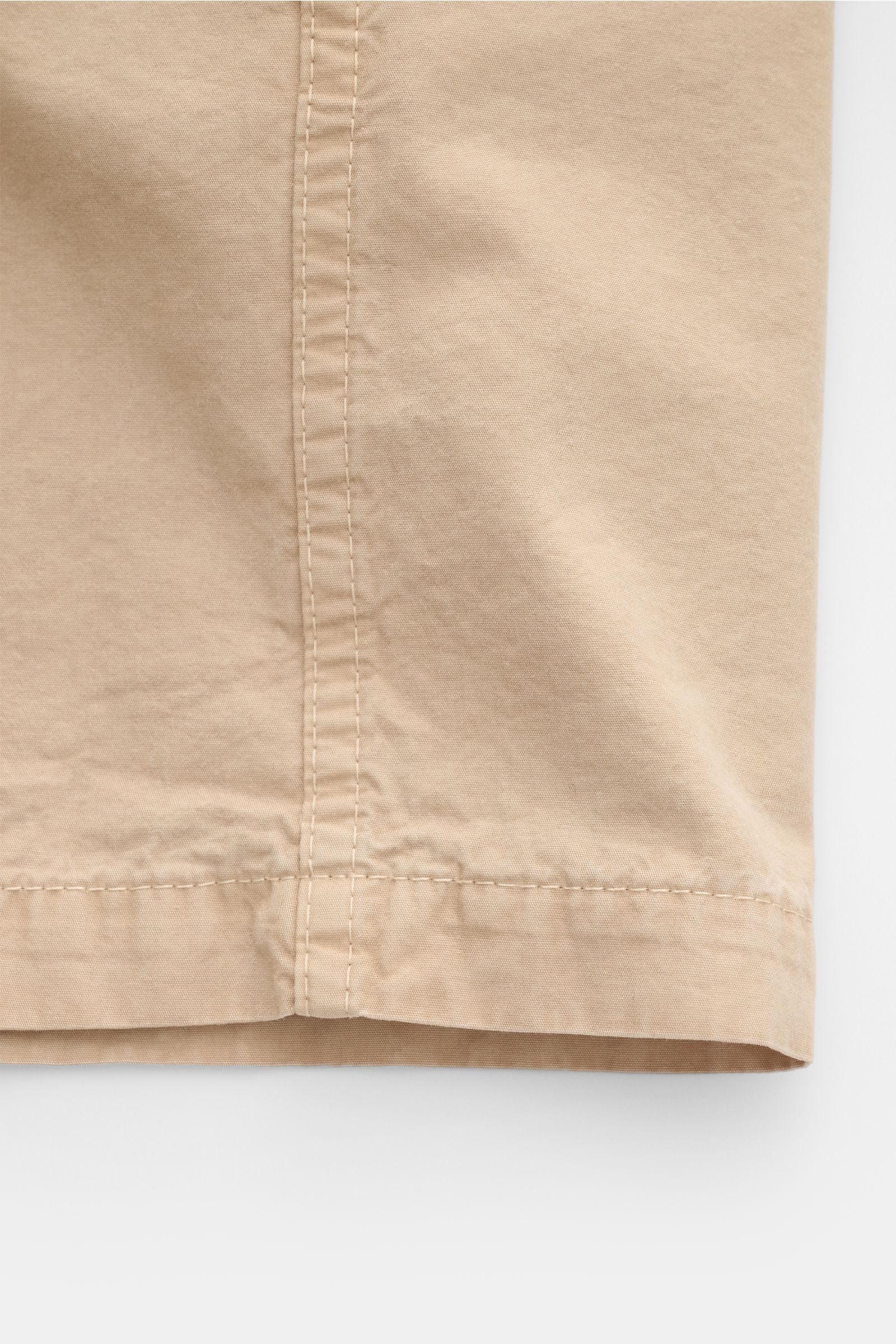 Stone Island Kurzarmhemd 'Brushed Canvas' Kent-Kragen beige, Detailansicht Saum, Bio-Baumwolle, Regular Fit, weicher Griff, Kompass-Badge.