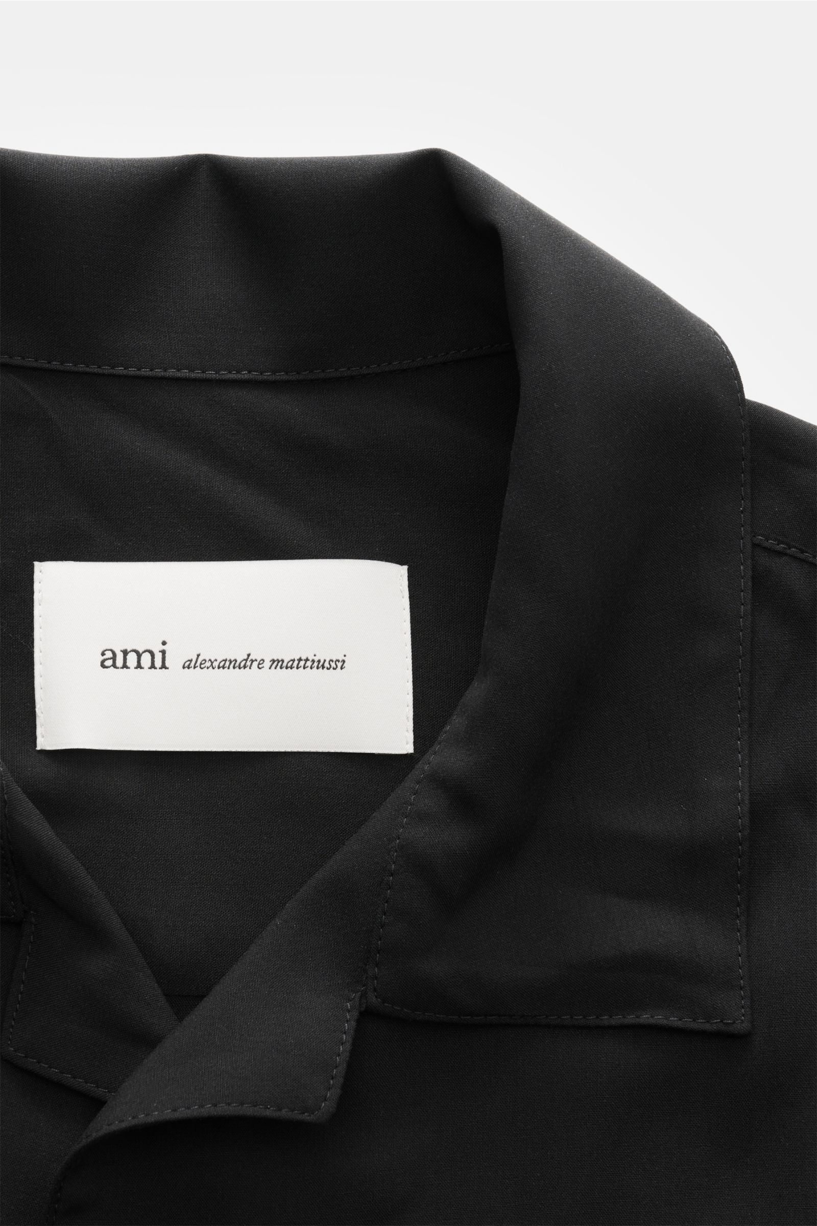 Close-up front top view of Ami Paris Short sleeve shirt 'Boxy' Cuban collar black showing soft pure viscose fabric and logo stitching.

Modern and casual: With its 'Boxy' fit, this short sleeve shirt by AMI PARIS is an uncomplicated key piece for sprin