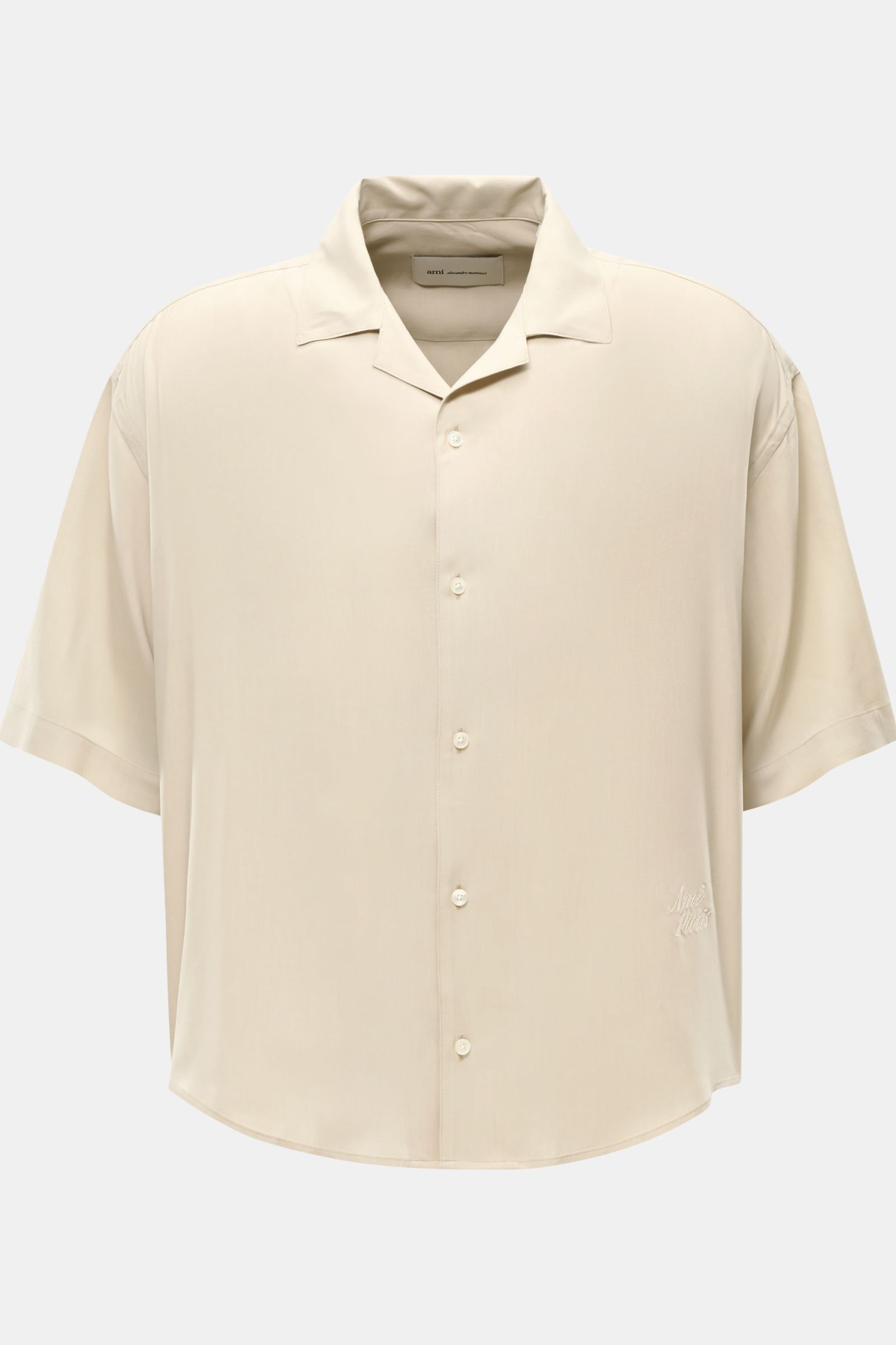 A front view of the Ami Paris Kurzarmhemd 'Boxy' Kubanischer Kragen sand, a modern, casual short-sleeve shirt in sand color with oversized boxy fit, Cuban collar, pure viscose fabric, soft touch, rounded hem, French button placket, and subtle logo stitchi