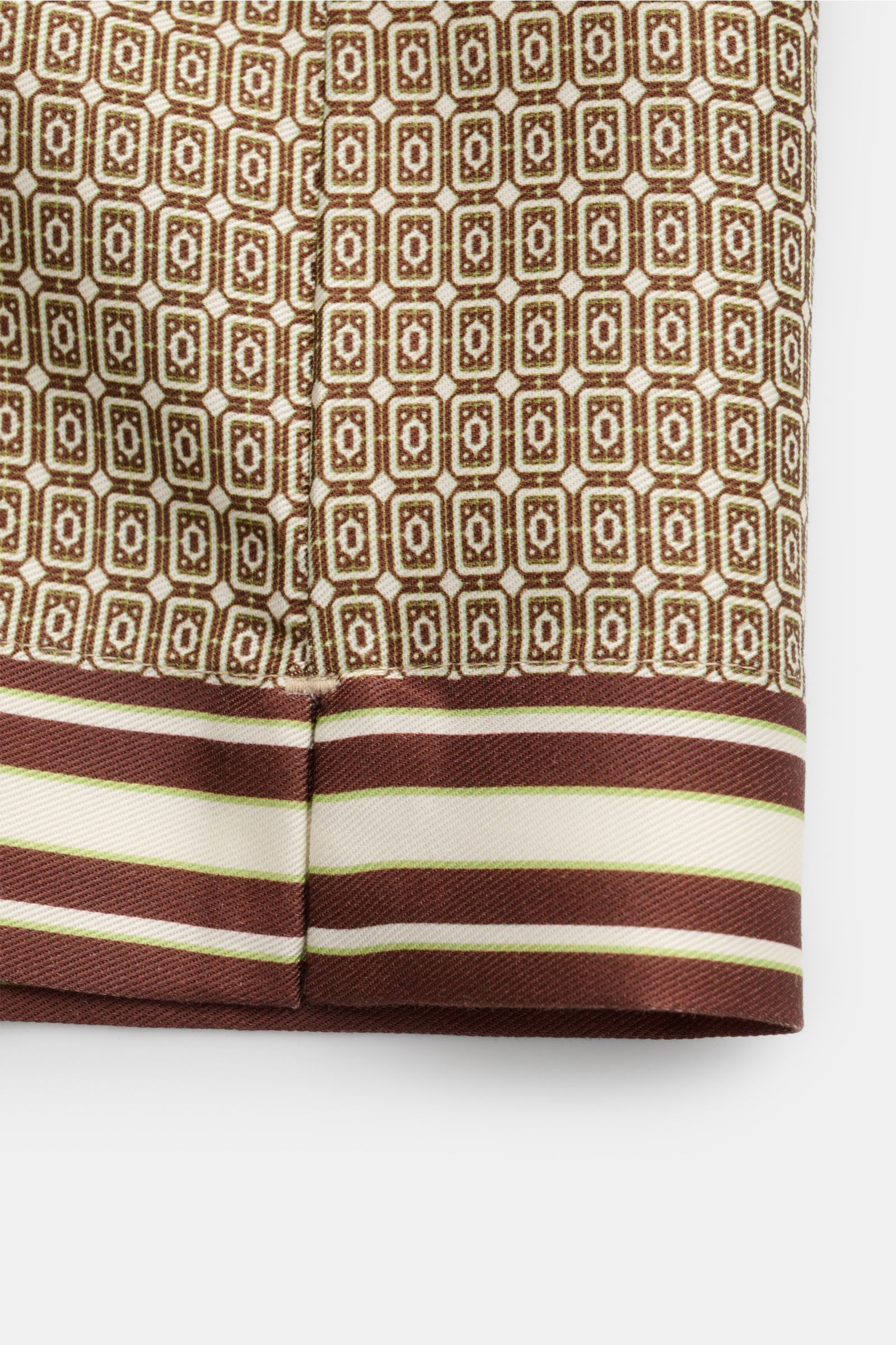 Ché Kurzarmhemd 'Lucena' Kubanischer Kragen grün/braun gemustert, Detailaufnahme des Saums mit ornamentaler Musterung und Streifen.