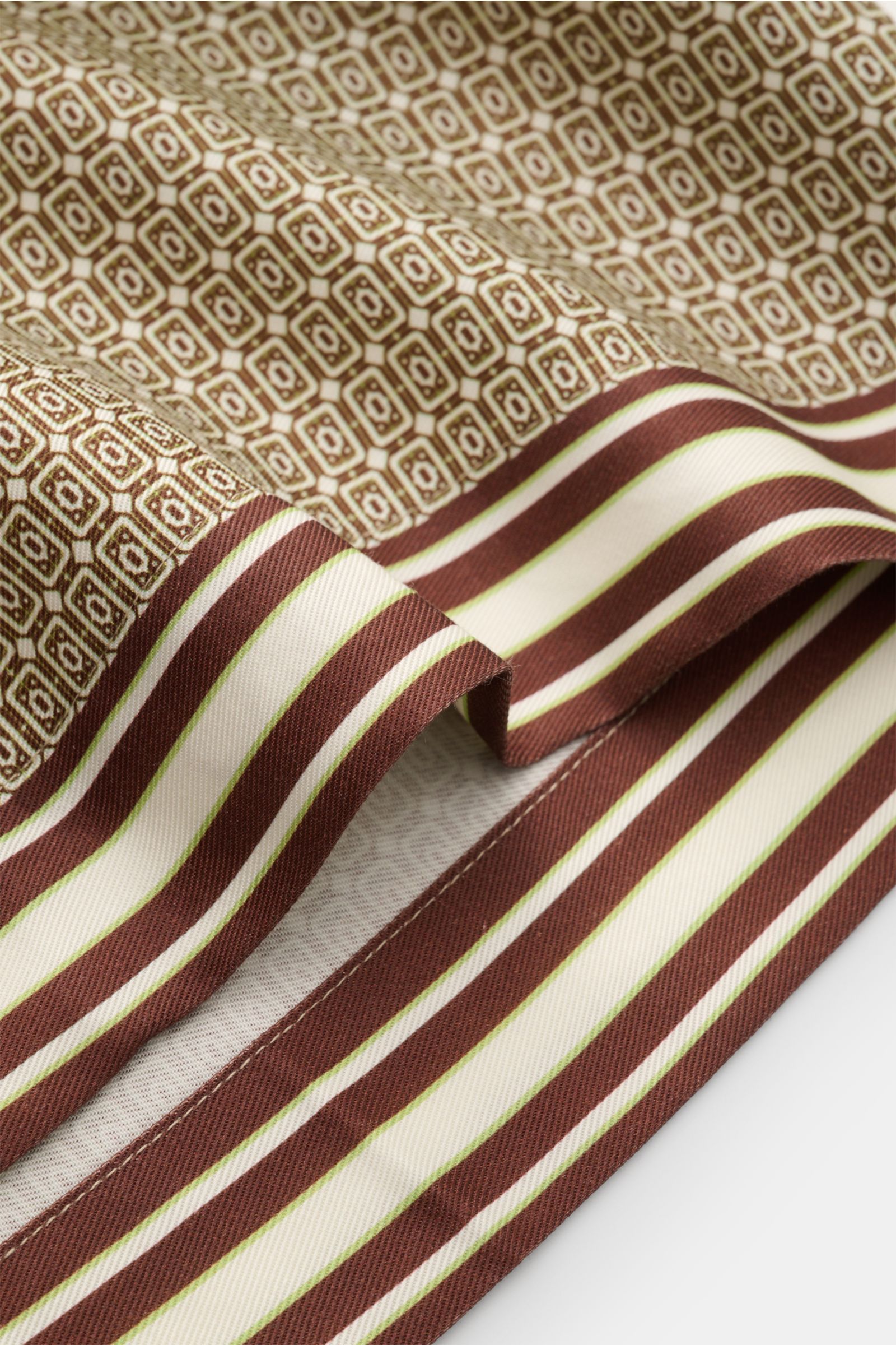 Ché Kurzarmhemd 'Lucena' Kubanischer Kragen grün/braun gemustert, Ornamentprint, Lyocell, Oversized Fit, Detailaufnahme Saum mit seitlichen Schlitzen.