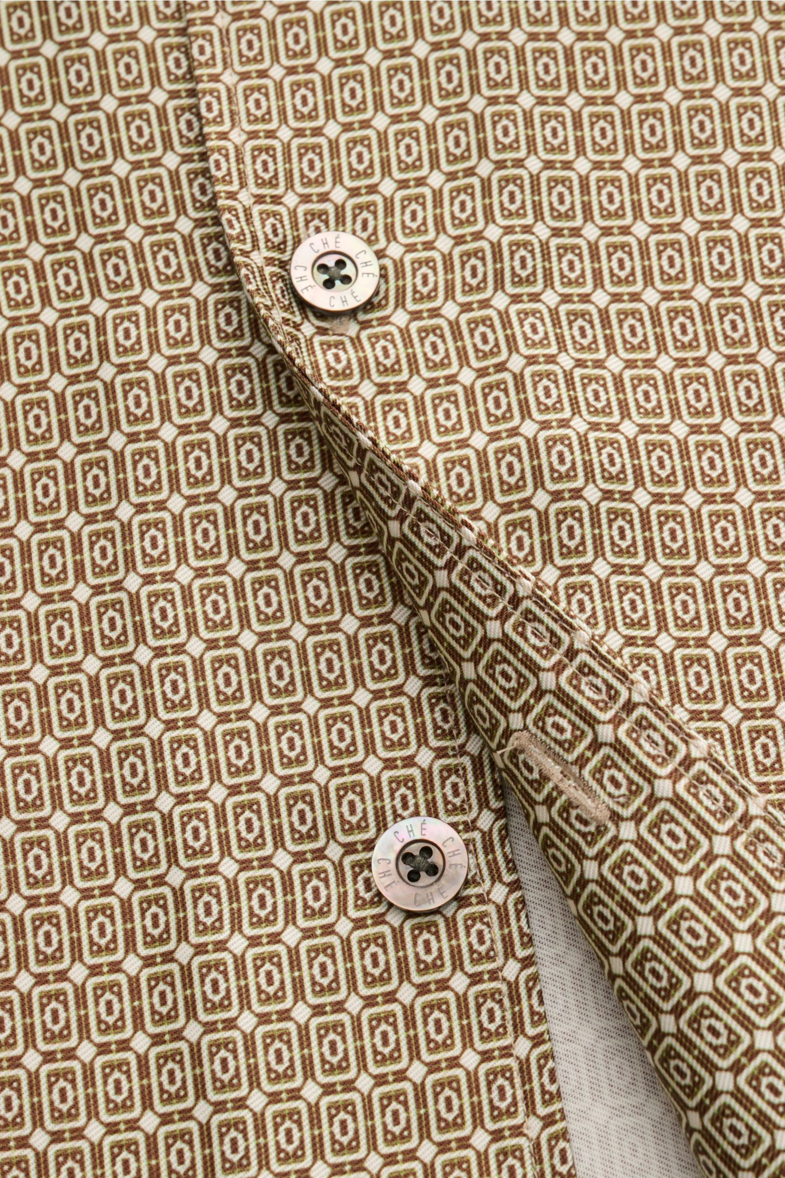 Ché Kurzarmhemd 'Lucena' Kubanischer Kragen grün/braun gemustert, Nahaufnahme der französischen Knopfleiste mit ornamentalen Print aus fließendem Lyocell.
