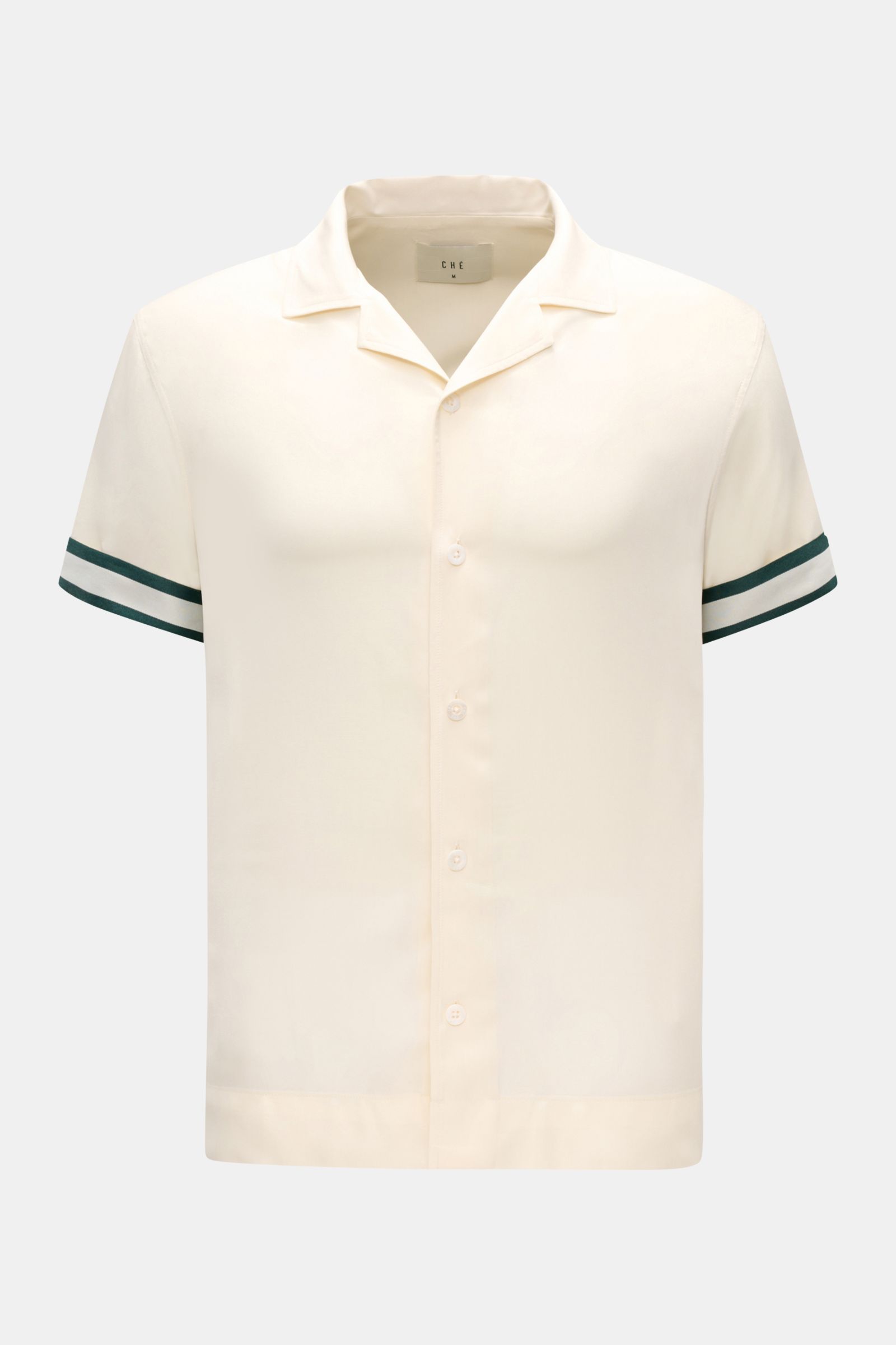 Ché Kurzarmhemd 'Valbonne' Kubanischer Kragen creme, oversized, frontale Perspektive, Ecovero™-Viskose, Kontrastdetails an Ärmelinnenseiten, französische Knopfleiste.