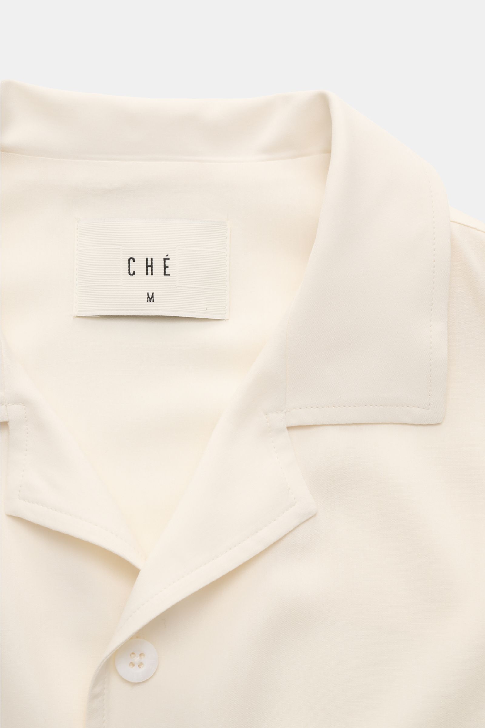 Ché Kurzarmhemd 'Valbonne' Kubanischer Kragen creme, Detailaufnahme von oben, Oversized Fit, reine Viskose, weicher Griff, französische Knopfleiste.