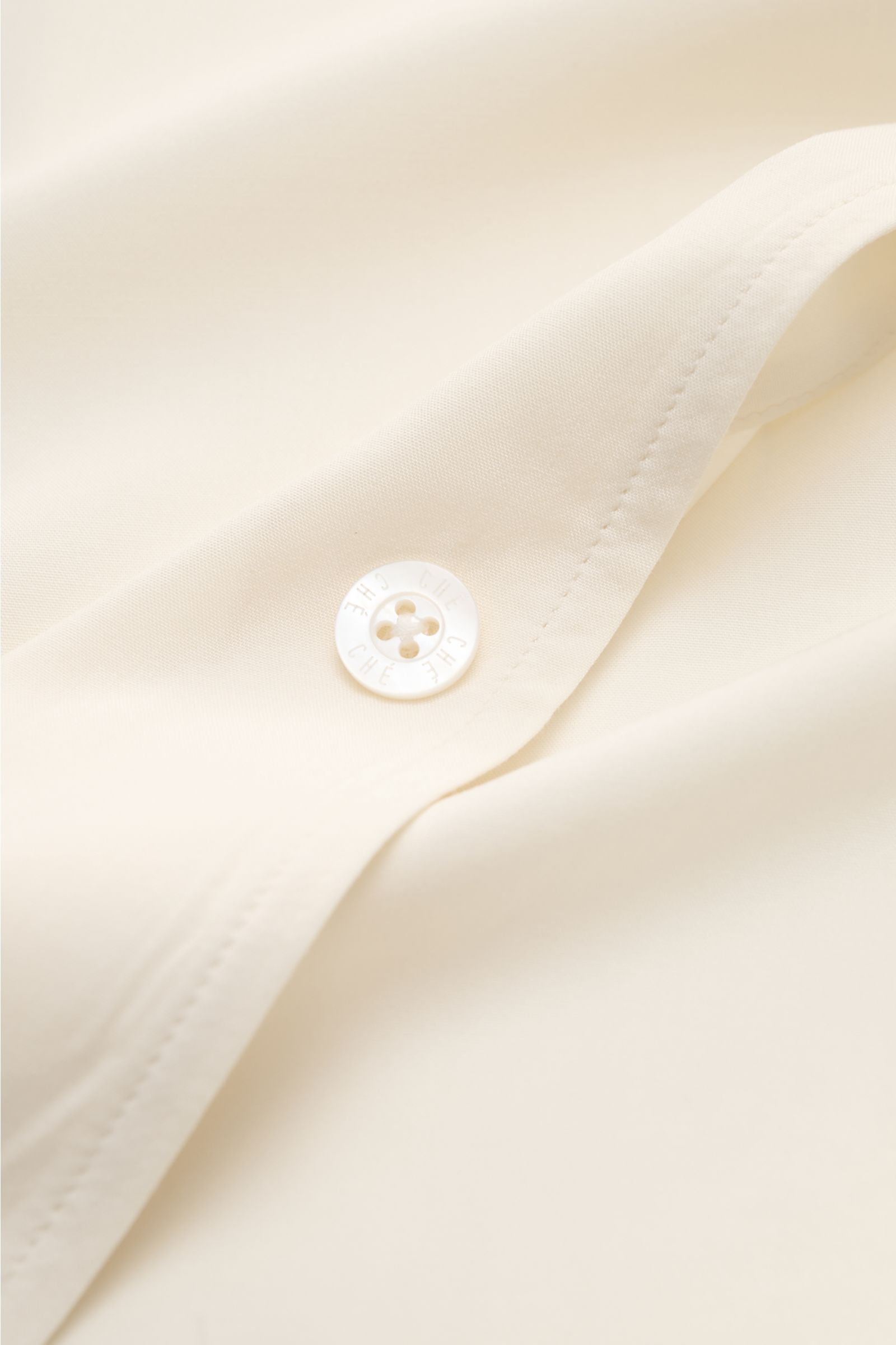 Ché Kurzarmhemd 'Valbonne' Kubanischer Kragen creme, Detailaufnahme der französischen Knopfleiste aus weicher, fließender Viskose.
