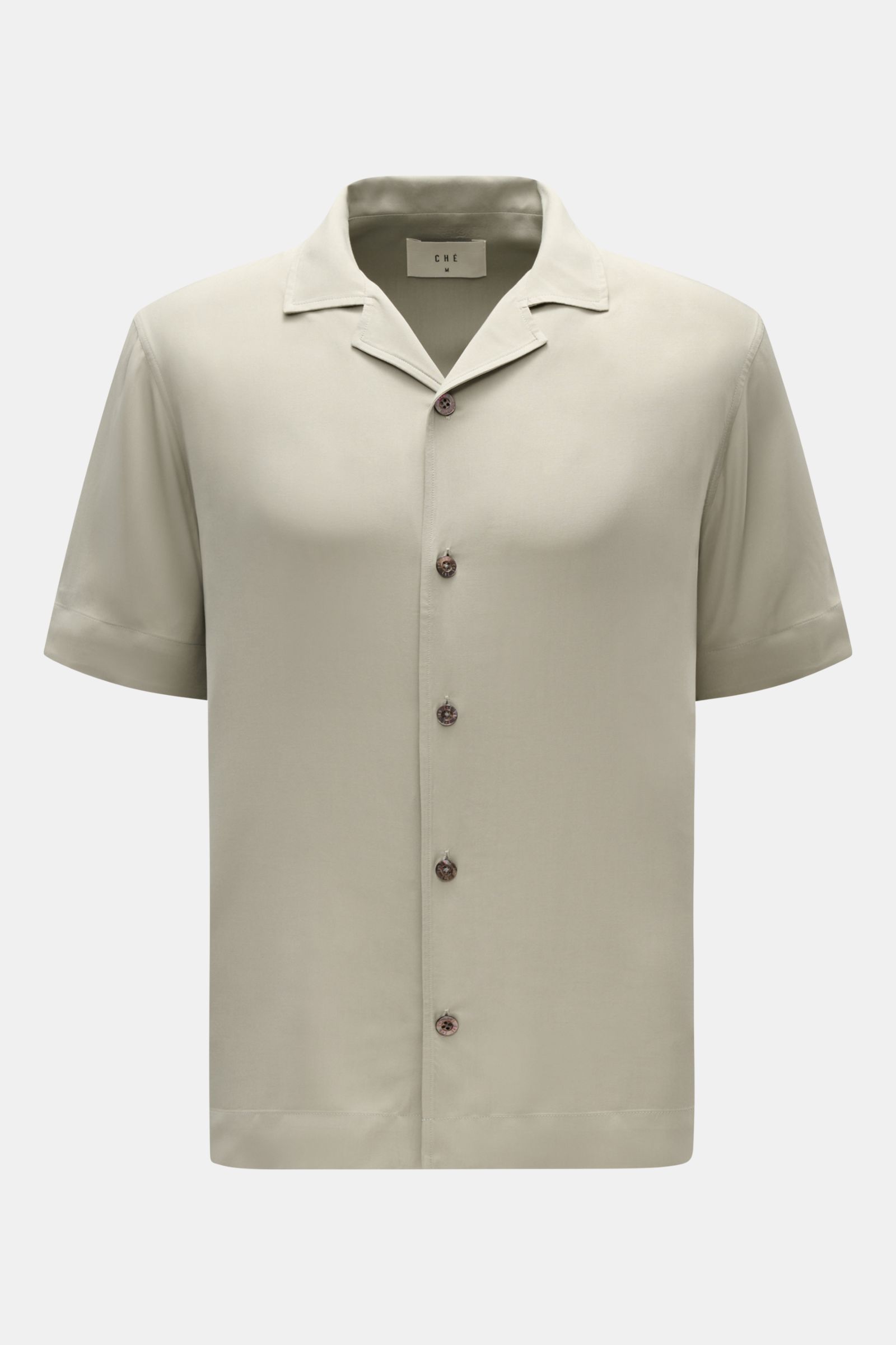 Ché Kurzarmhemd 'Valbonne' Kubanischer Kragen salbei, oversized, vorn mit Knopfleiste, kurze Ärmel, weiche Viskose, frontale Produktaufnahme.
