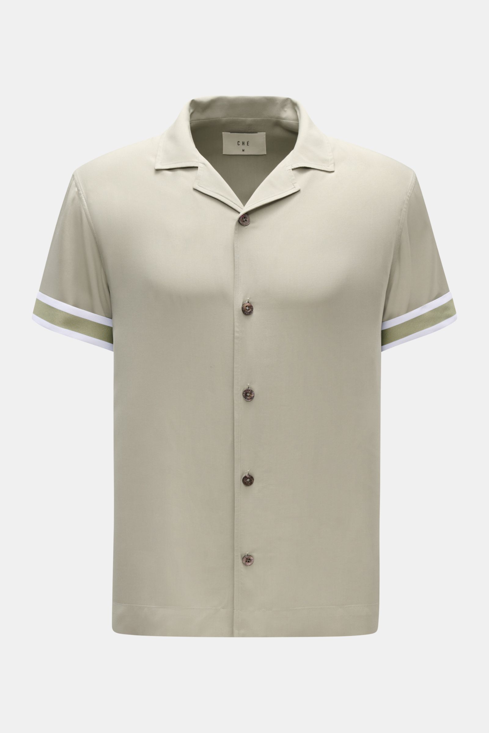 Ché Kurzarmhemd 'Valbonne' Kubanischer Kragen salbei, oversized, Frontansicht, leichte Viskose, Kontrastdetails innen an den Ärmeln.