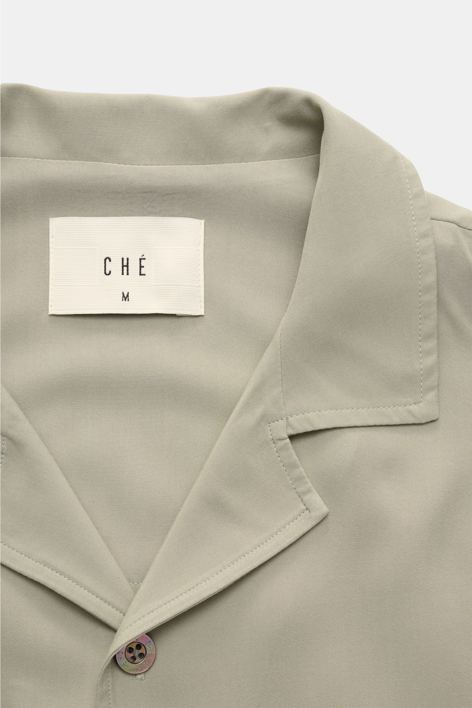 Ché Kurzarmhemd 'Valbonne' Kubanischer Kragen salbei, Detailaufnahme von oben, Oversized Fit, weiche Ecovero™-Viskose, Kontrast-Ärmelinnenseiten.