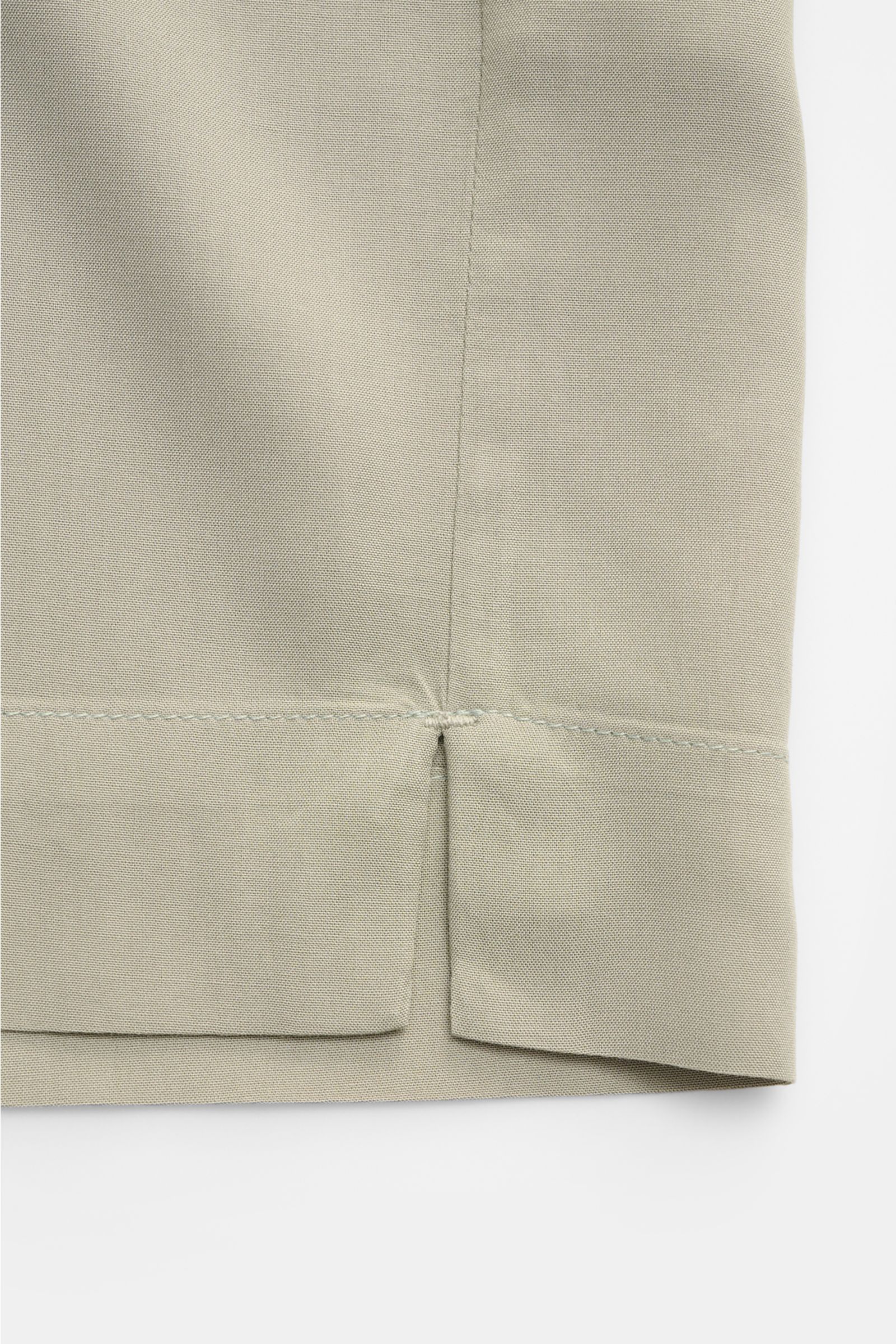 Nahaufnahme des Saums mit seitlichem Schlitz des Ché Kurzarmhemds 'Valbonne' Kubanischer Kragen salbei aus leichter, fließender Ecovero™-Viskose.