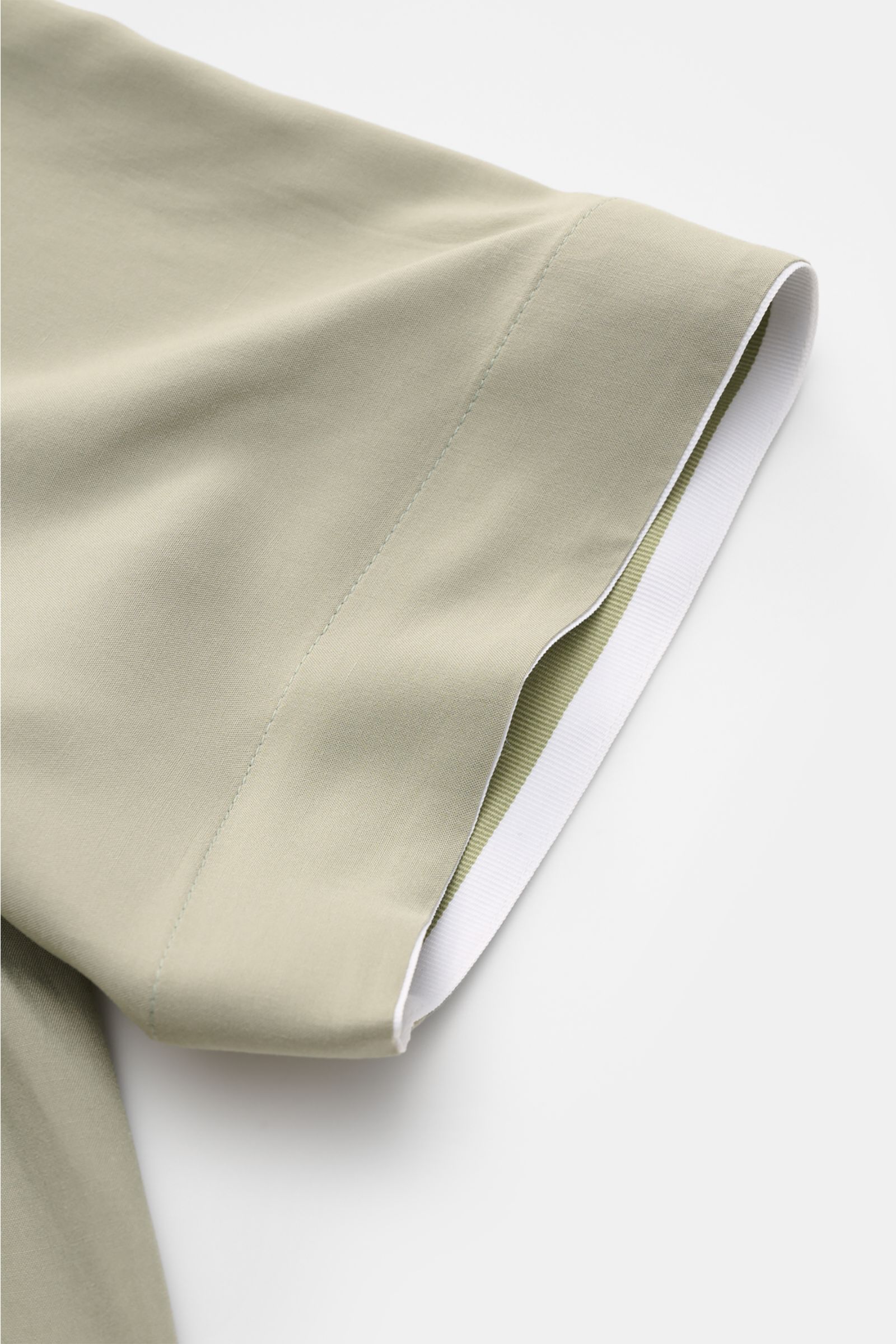 Nahaufnahme des Ärmels vom Ché Kurzarmhemd 'Valbonne' Kubanischer Kragen salbei, überschnitten, mit weißem Kontraststreifen innen.