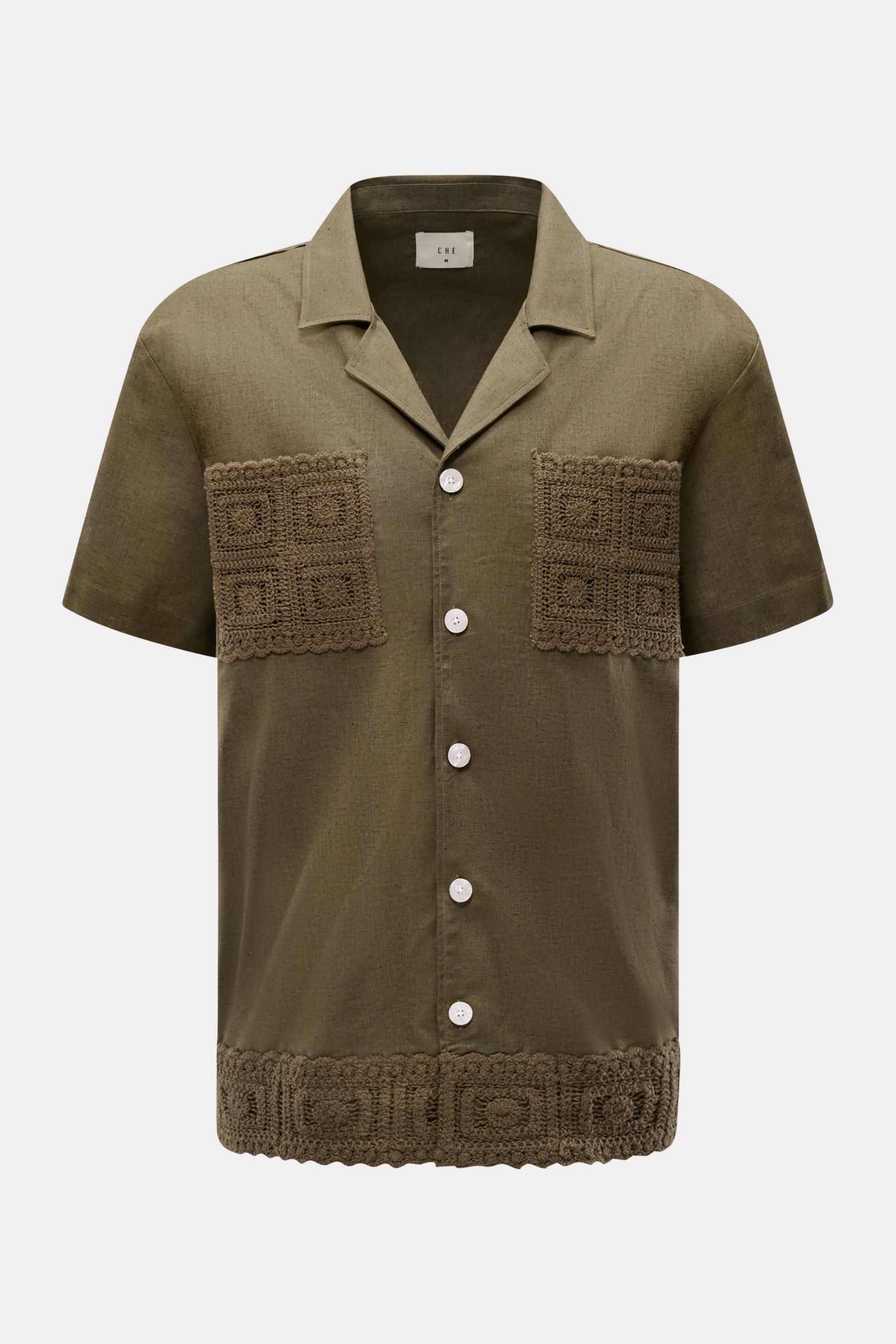 Front view of the Ché Kurzarmhemd 'Inigo' Kubanischer Kragen dark olive, a summer casual short-sleeve shirt in linen-cotton blend with textured feel, oversized fit, Cuban collar, crochet details on chest pockets and hem, and French button placket.