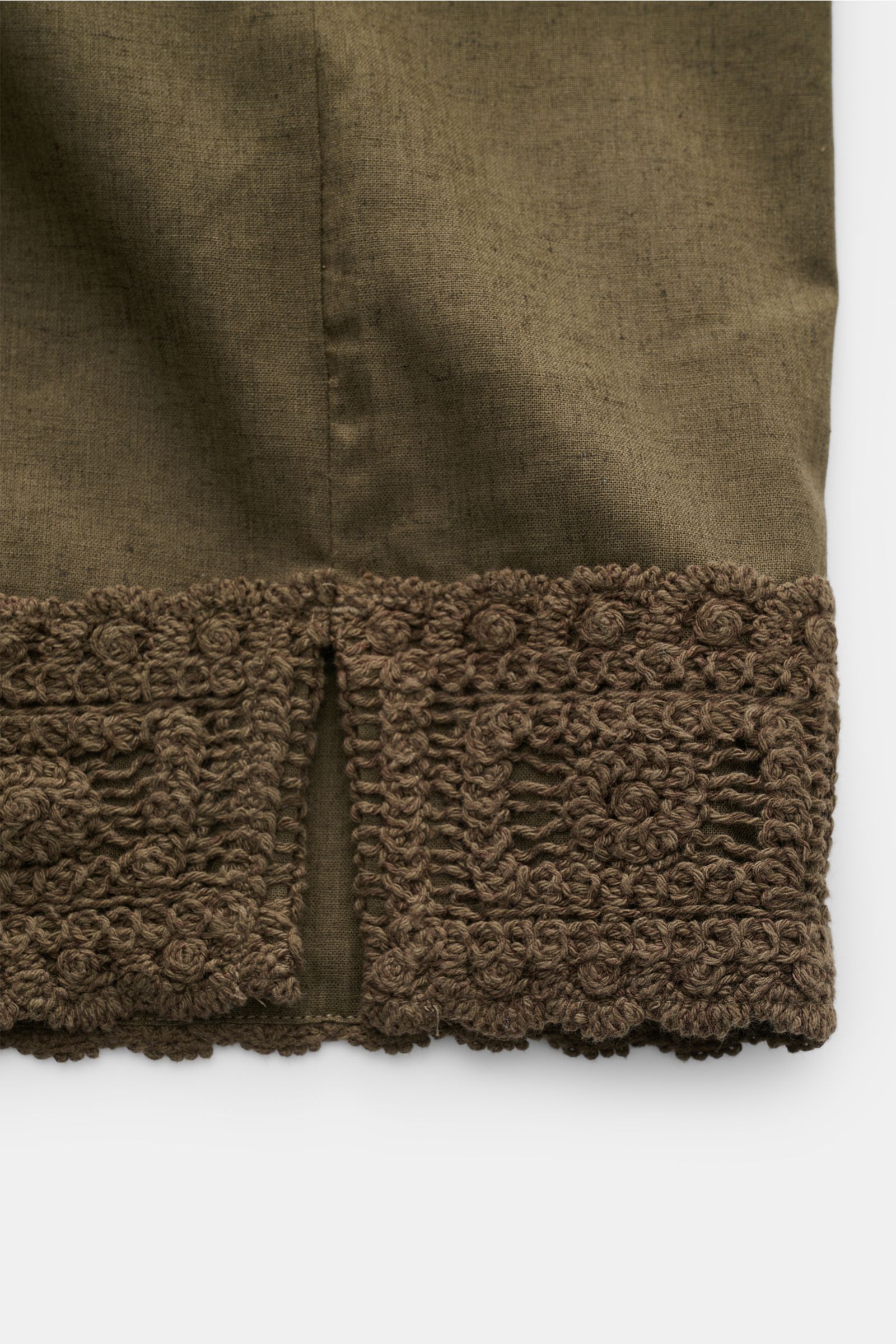 Close-up front view of the Ché Kurzarmhemd 'Inigo' Kubanischer Kragen dark olive showing the crochet detail at the hem, linen-cotton mix fabric with a lightly textured feel. Sommerliche Lässigkeit: Die Das 'Inigo' Kurzarmhemd von CHÉ wird mit seinen Häkel