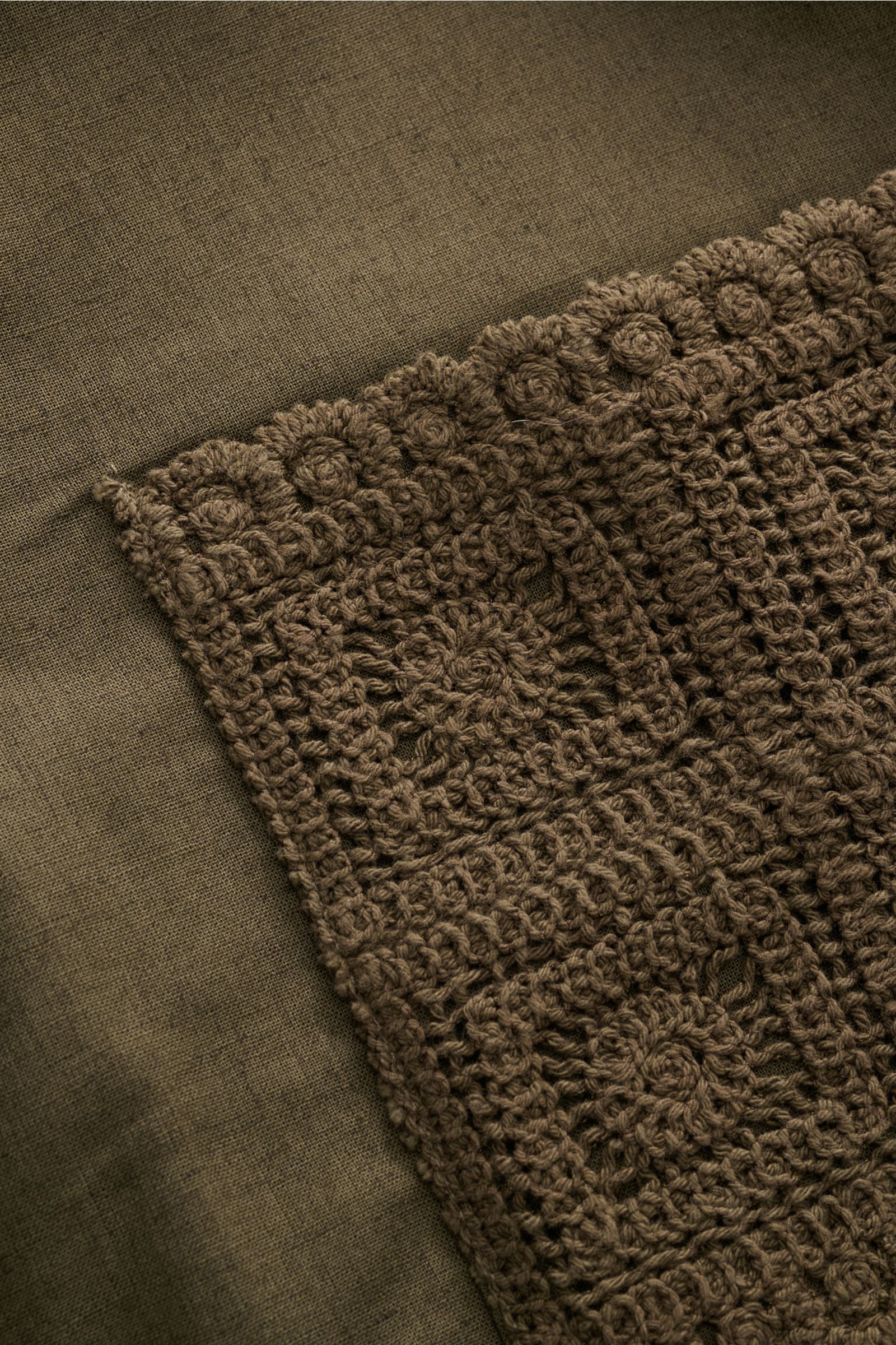 Close-up top-down view of the Ché Kurzarmhemd 'Inigo' Kubanischer Kragen dark olive showing the crochet hem detail on linen-cotton fabric, highlighting its summery, relaxed style.