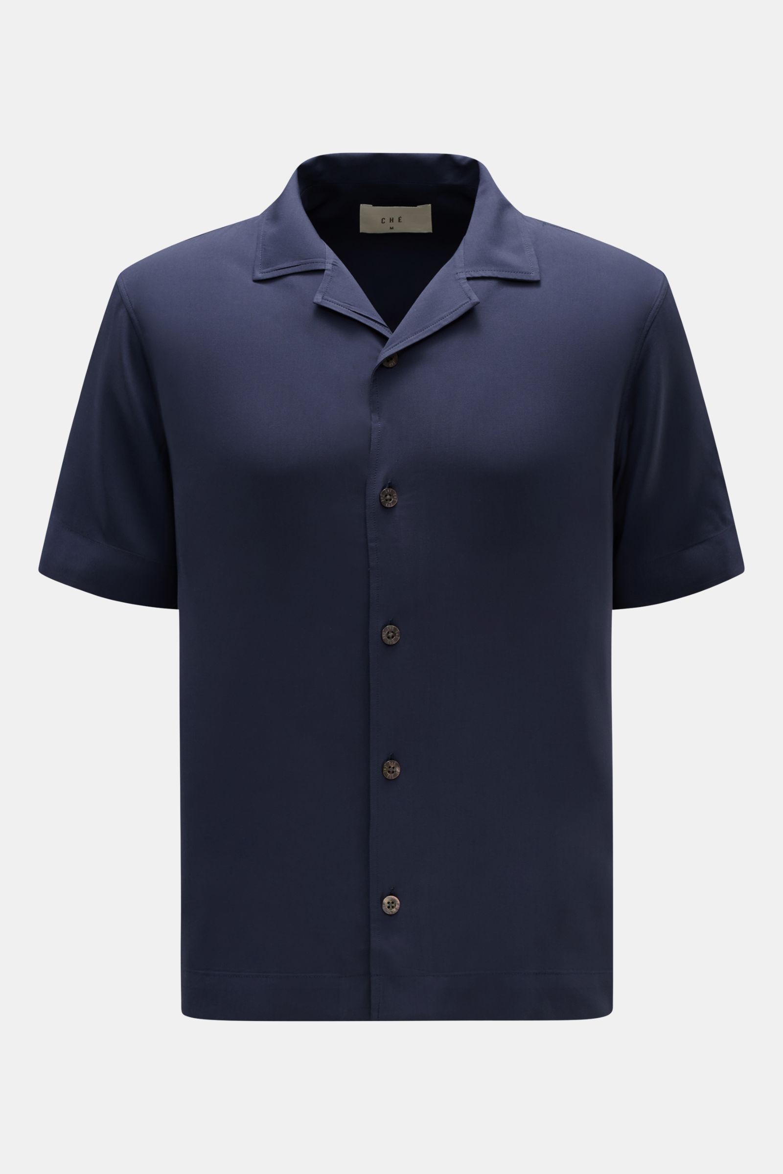 Frontale Nahaufnahme des Ché Kurzarmhemds 'Valbonne' Kubanischer Kragen navy aus fließender, reiner Viskose mit Oversized Fit, französischer Knopfleiste und geradem Saum.