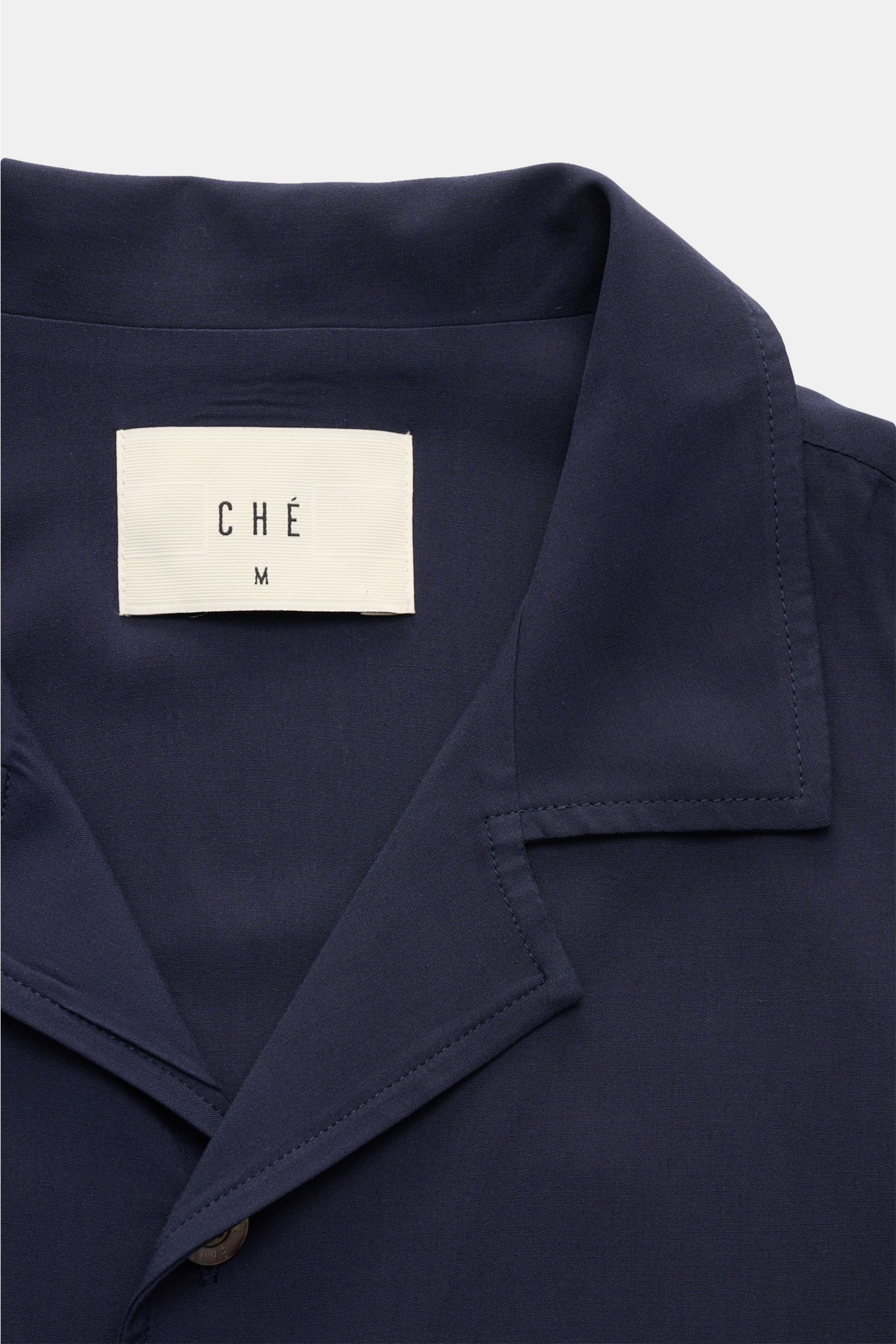 Ché Kurzarmhemd 'Valbonne' Kubanischer Kragen navy, Detailansicht von oben, weiche Viskose, Oversized Fit, französische Knopfleiste, Kontrastärmel.