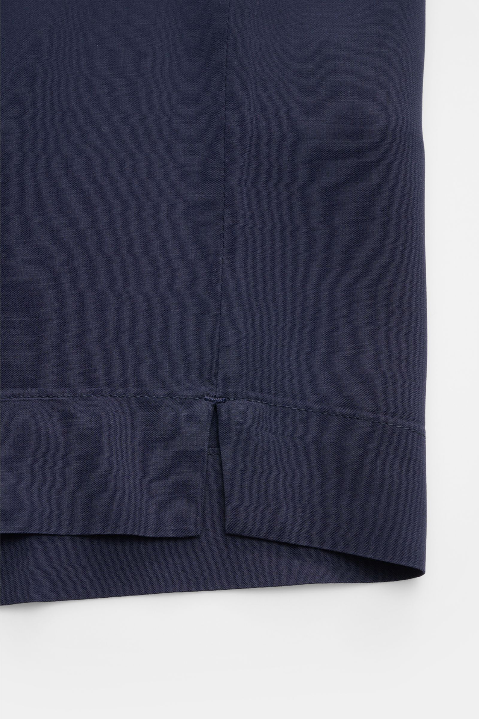 Ché Kurzarmhemd 'Valbonne' Kubanischer Kragen navy, Detailaufnahme Saum mit seitlicher Saumschlitze, reine Viskose, oversized, kubanischer Kragen.