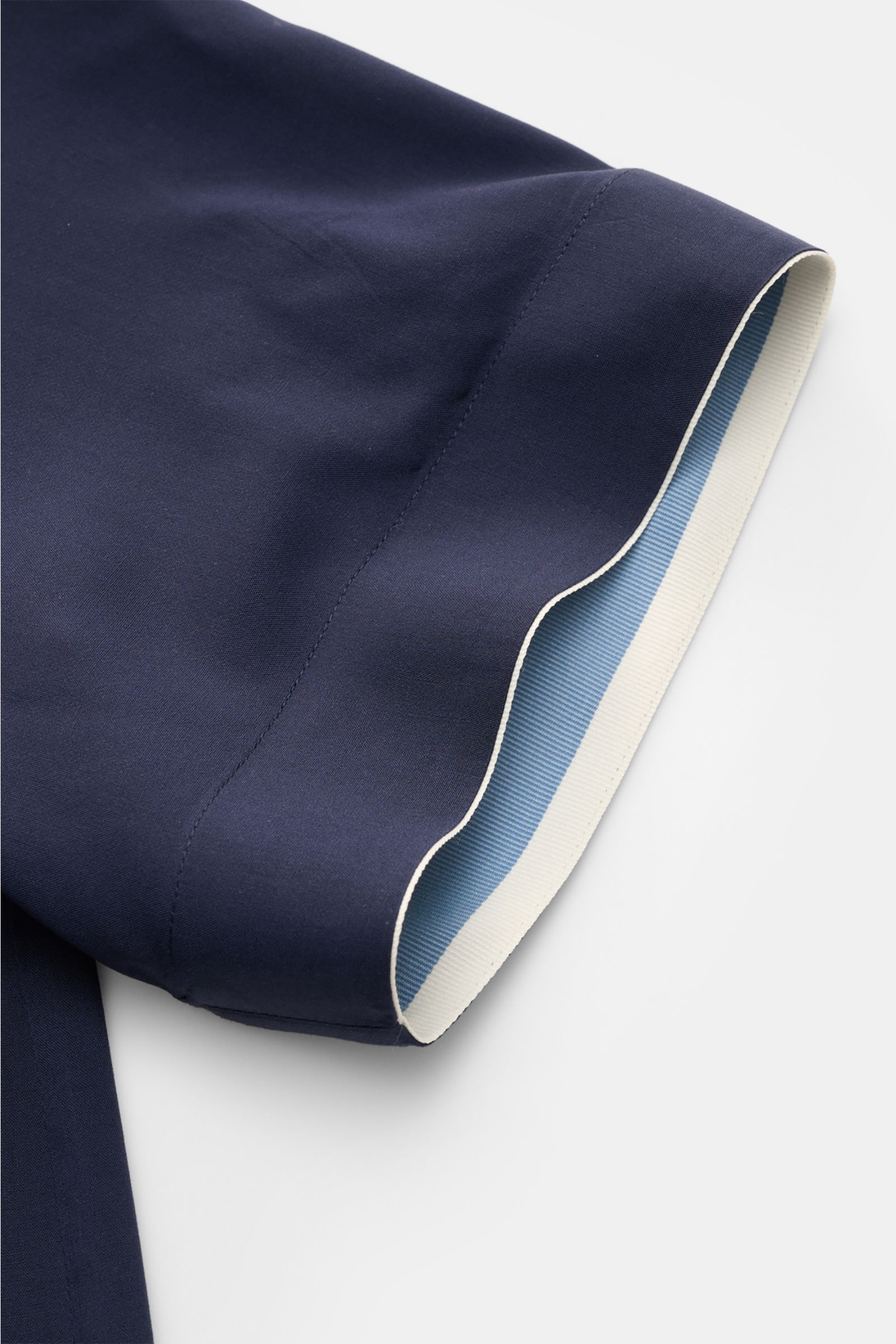 Ché Kurzarmhemd ‚Valbonne‘ Kubanischer Kragen navy, Detailansicht von Ärmel mit Kontraststreifen innen, weiche, fließende Ecovero™-Viskose.
